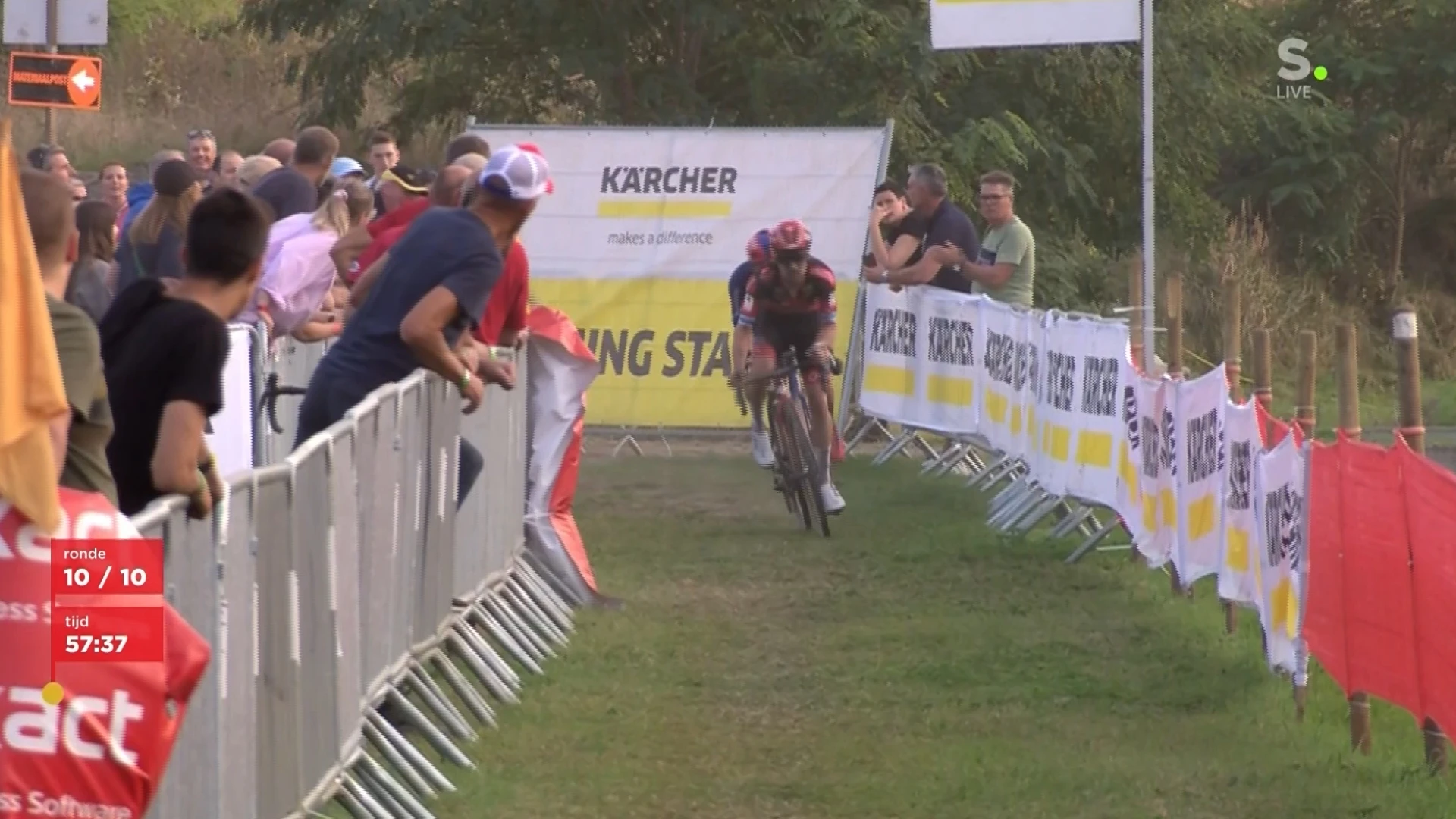 Thibau Nys start het crossseizoen uitstekend: Balenaar wint in de sprint tegen Iserbyt