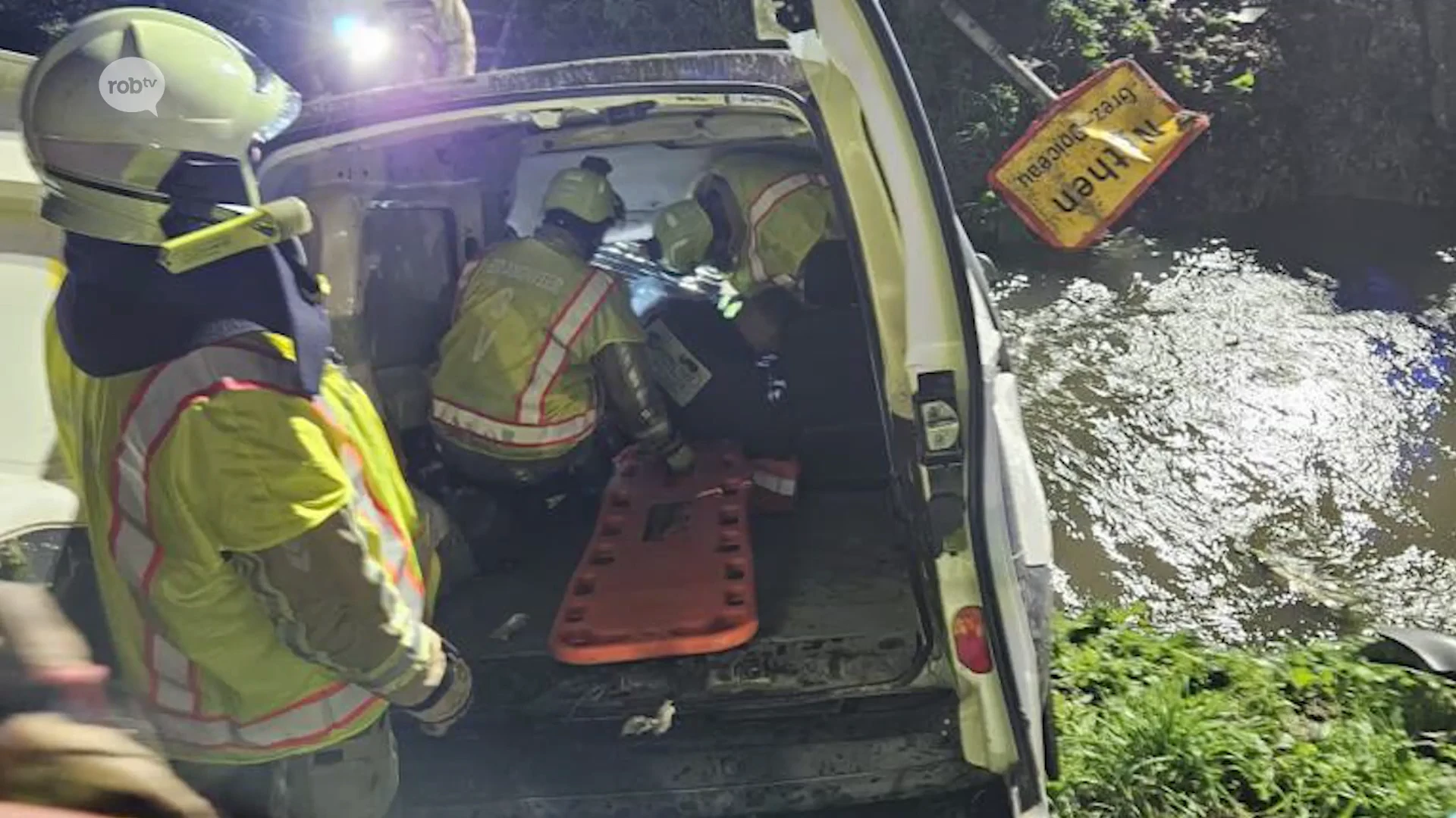 Bestelwagen beland in de Nethen in Oud-Heverlee, brandweer moet scheidingswand wegknippen om bestuurder te bevrijden