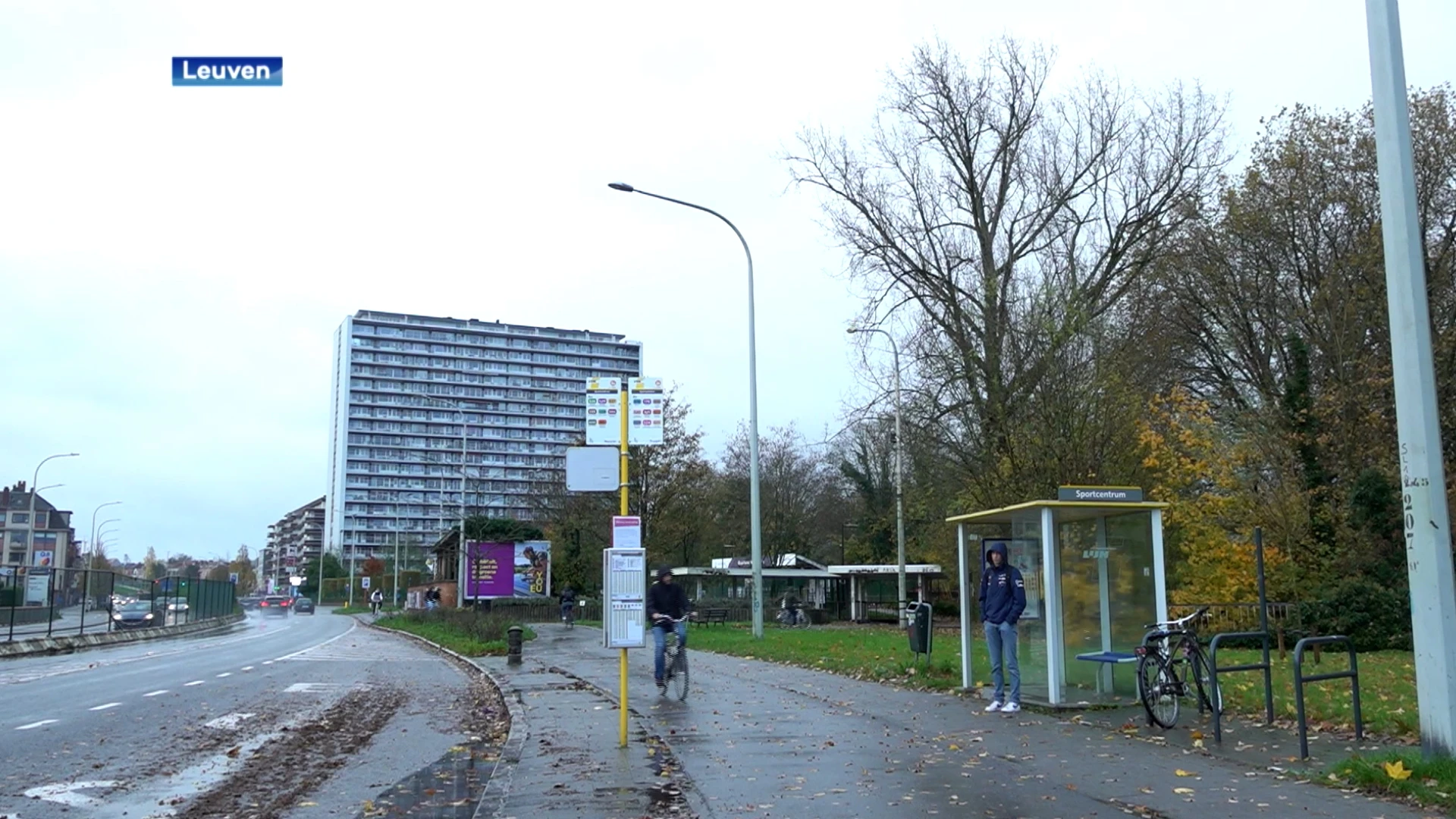 Werken aan bushalte Sportkot in Leuven van start: "Dankzij verhoogd perron kunnen ook mensen met handicap de bus nemen"