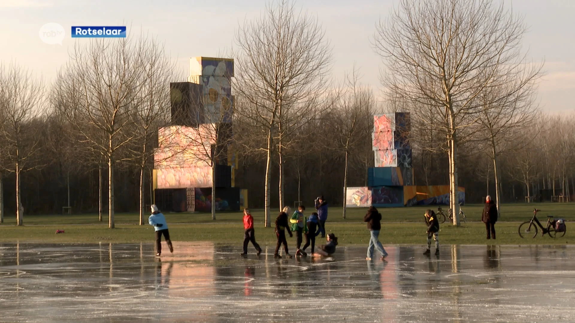 Tientallen schaatsers wagen zich op ijs op de weide van Rock Werchter: "Uniek, met zicht op de North West Walls!"