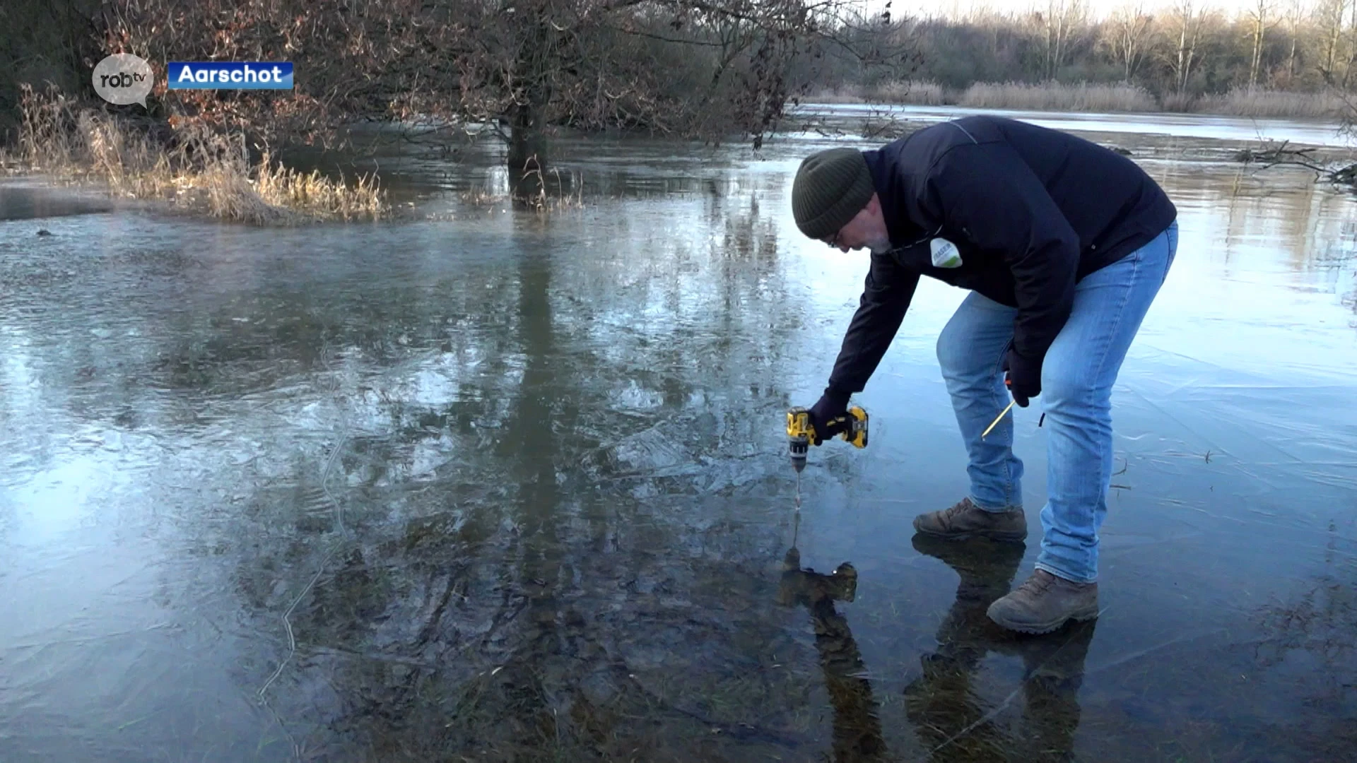 Aarschot wilde schaatsen toelaten in Schoonhoven, maar ijsmeester stelt vast: "Nog maar vier centimeter, we zijn er nog lang niet"