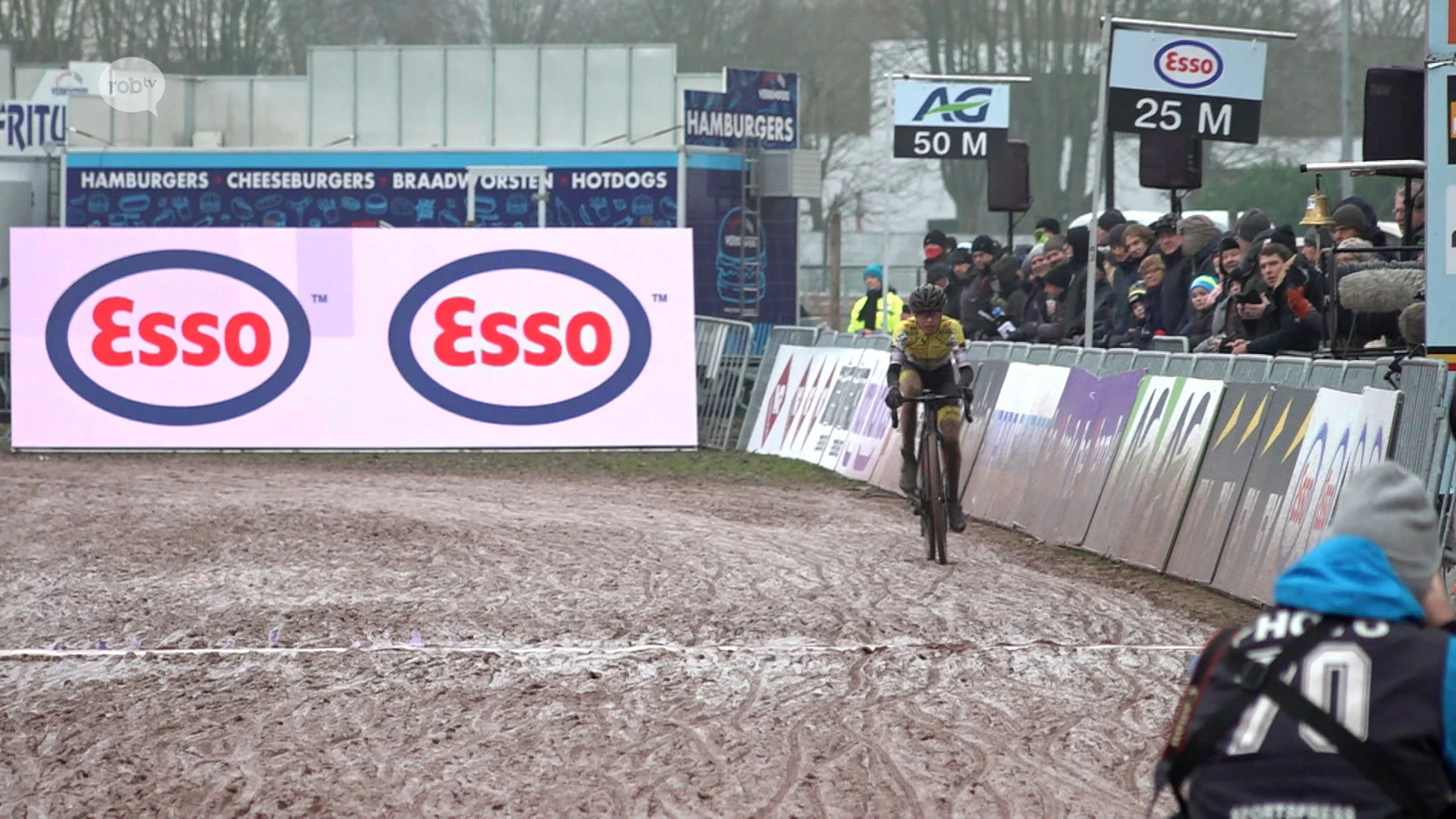 Bas Vanden Eynde (3de) na BK veldrijden bij eerstejaars nieuwelingen: "Dit ga ik straks vieren, maar eerst fietsen kuisen!"