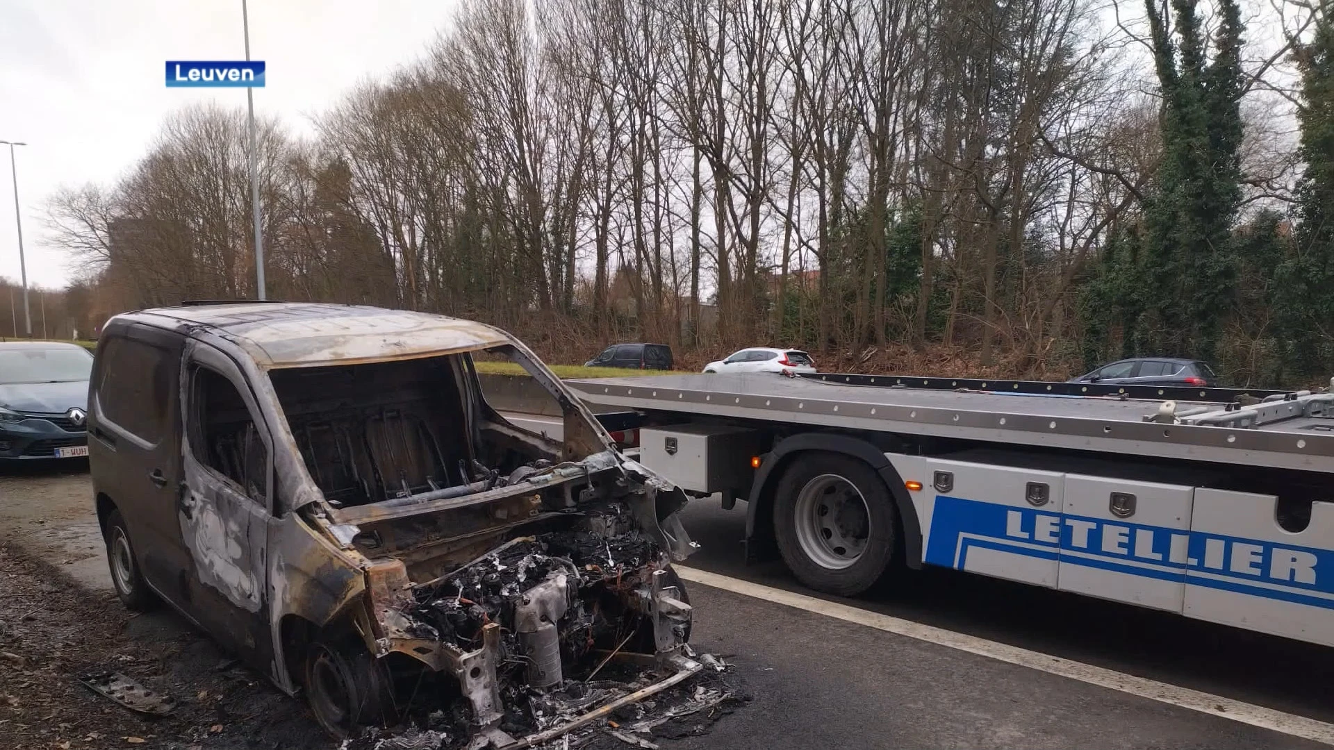 Twee bestelwagens in brand gestoken langs Koning Boudewijnlaan in Leuven