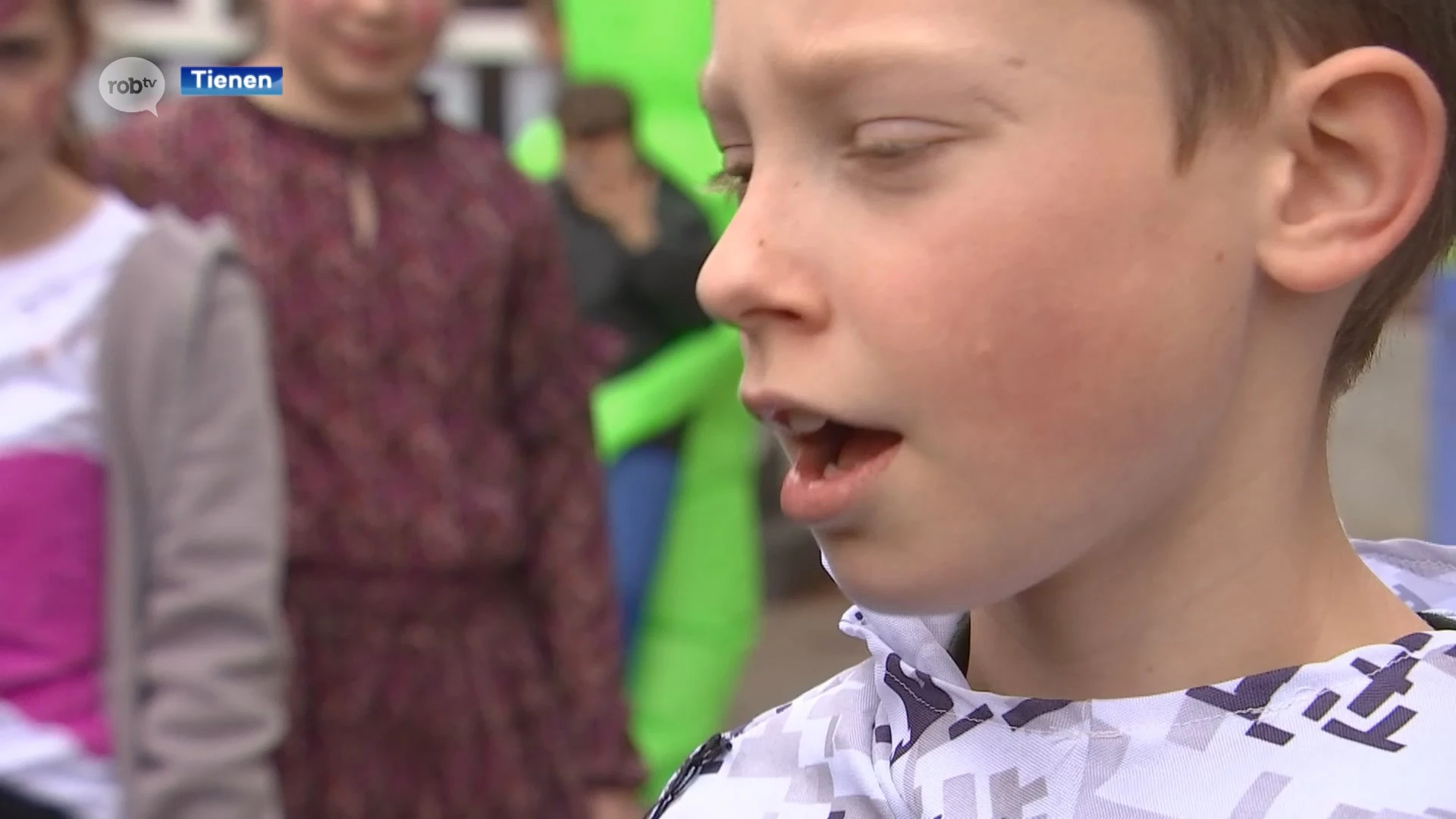 Carnaval wordt uitgebreid gevierd bij basisschool Stap voor Stap in Hakendover: "Mijn outfit is ook een beetje griezelig"