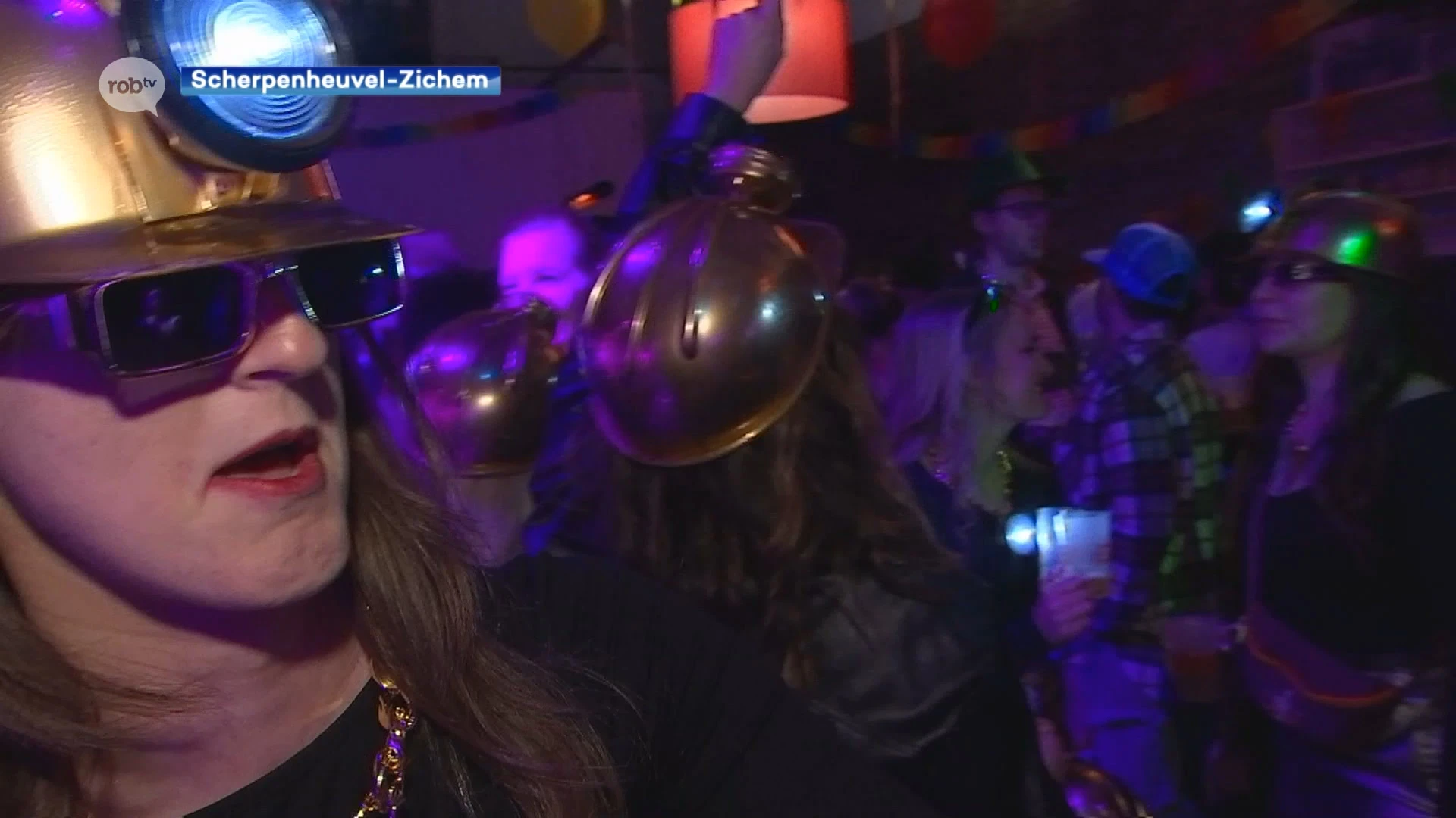 Honderden carnavalisten vieren de "zotte nacht" in Zichem: "Eén keer per jaar komt Kelly buiten, en dan gaat ze helemaal los!"