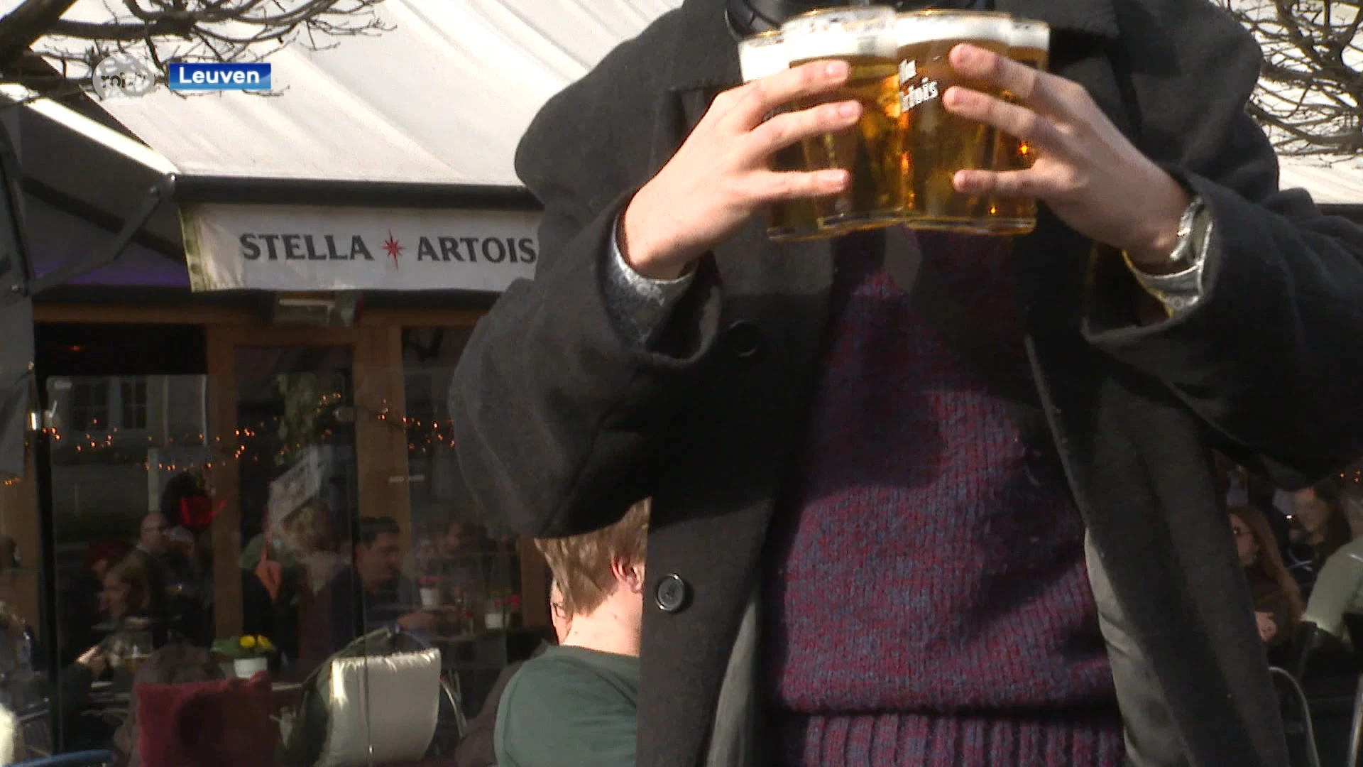 Genieten van een eerste terrasje op de Oude Markt in Leuven