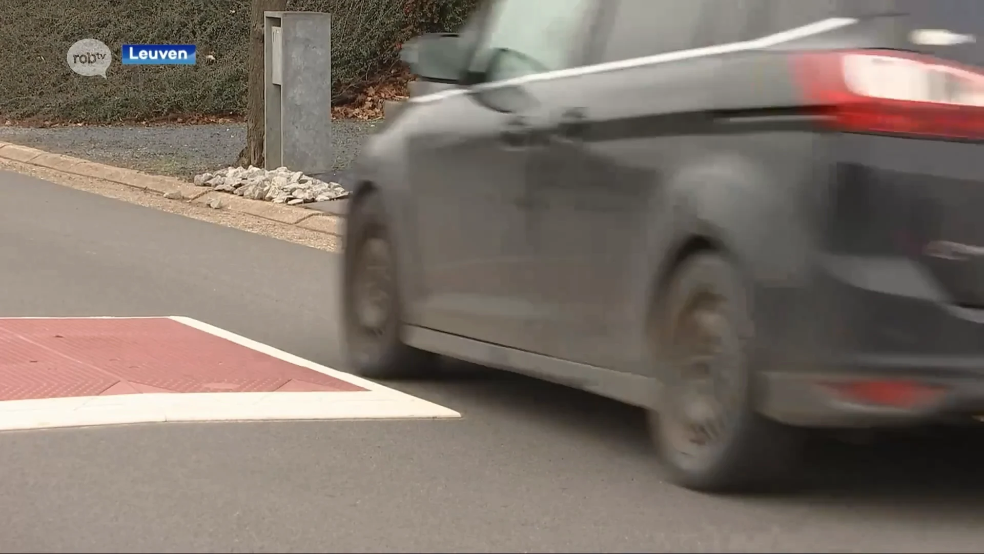 Opvallend beeld: in de Leming in Kessel-Lo kunnen auto's gewoon naast een pas geplaatst rijbaankussen