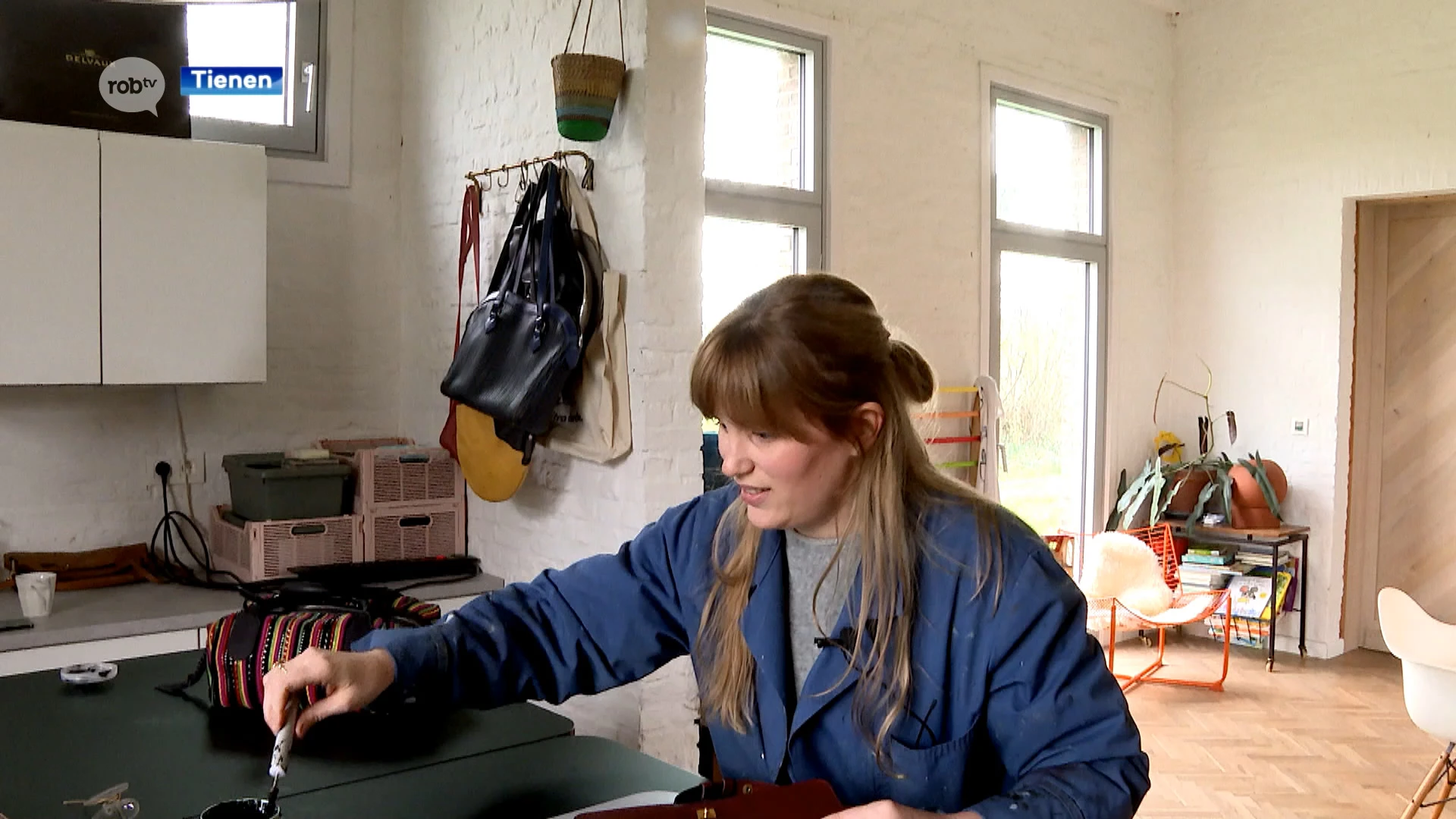 Stefanie Weckx of "Mémé Delvaux" restaureert vintage Delvaux handtassen: "In één jaar tijd 600 tassen onder handen genomen"