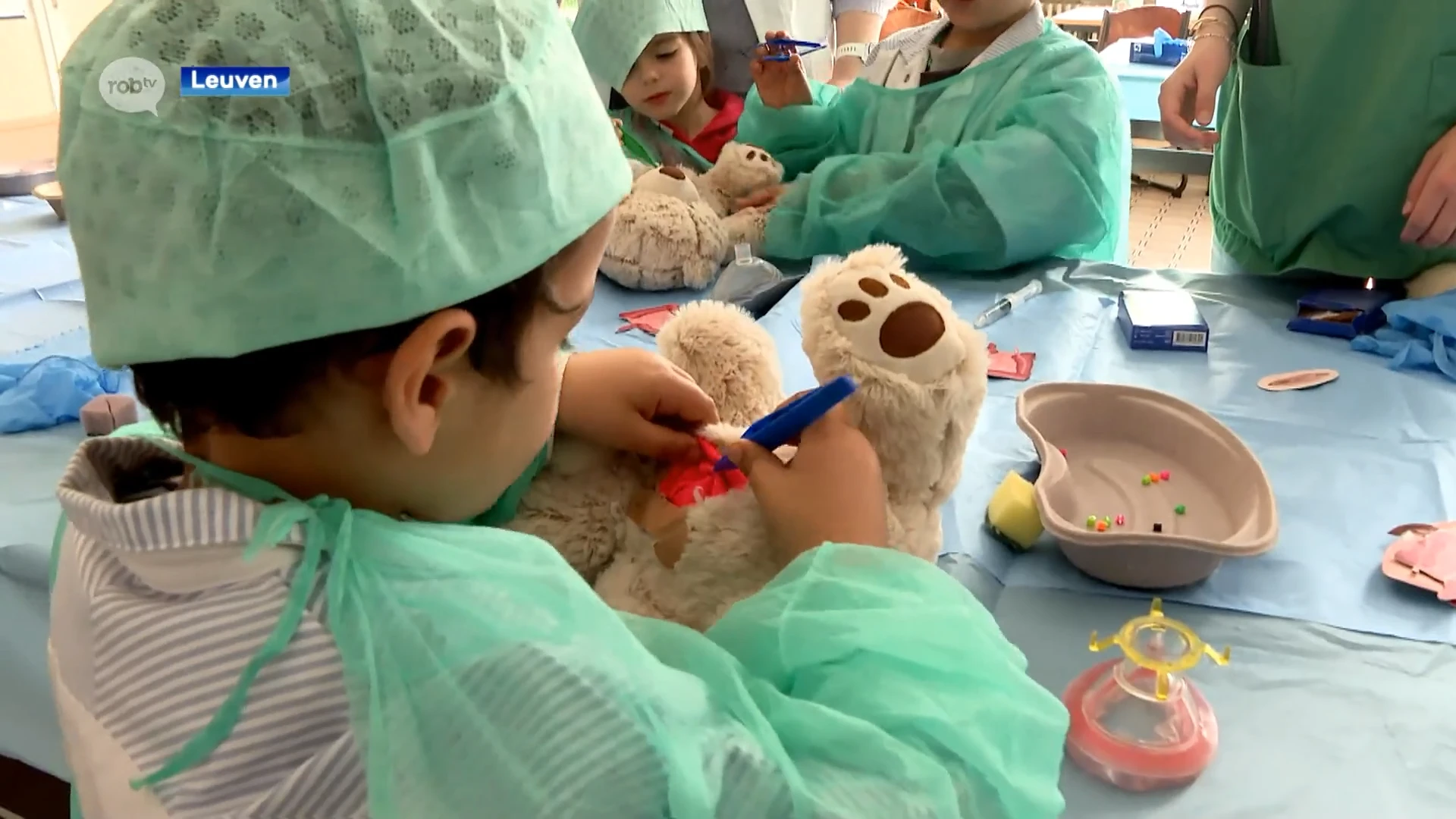 Kinderen leren omgaan met dokters en ziektes in Teddy Bear Hospital in Leuven