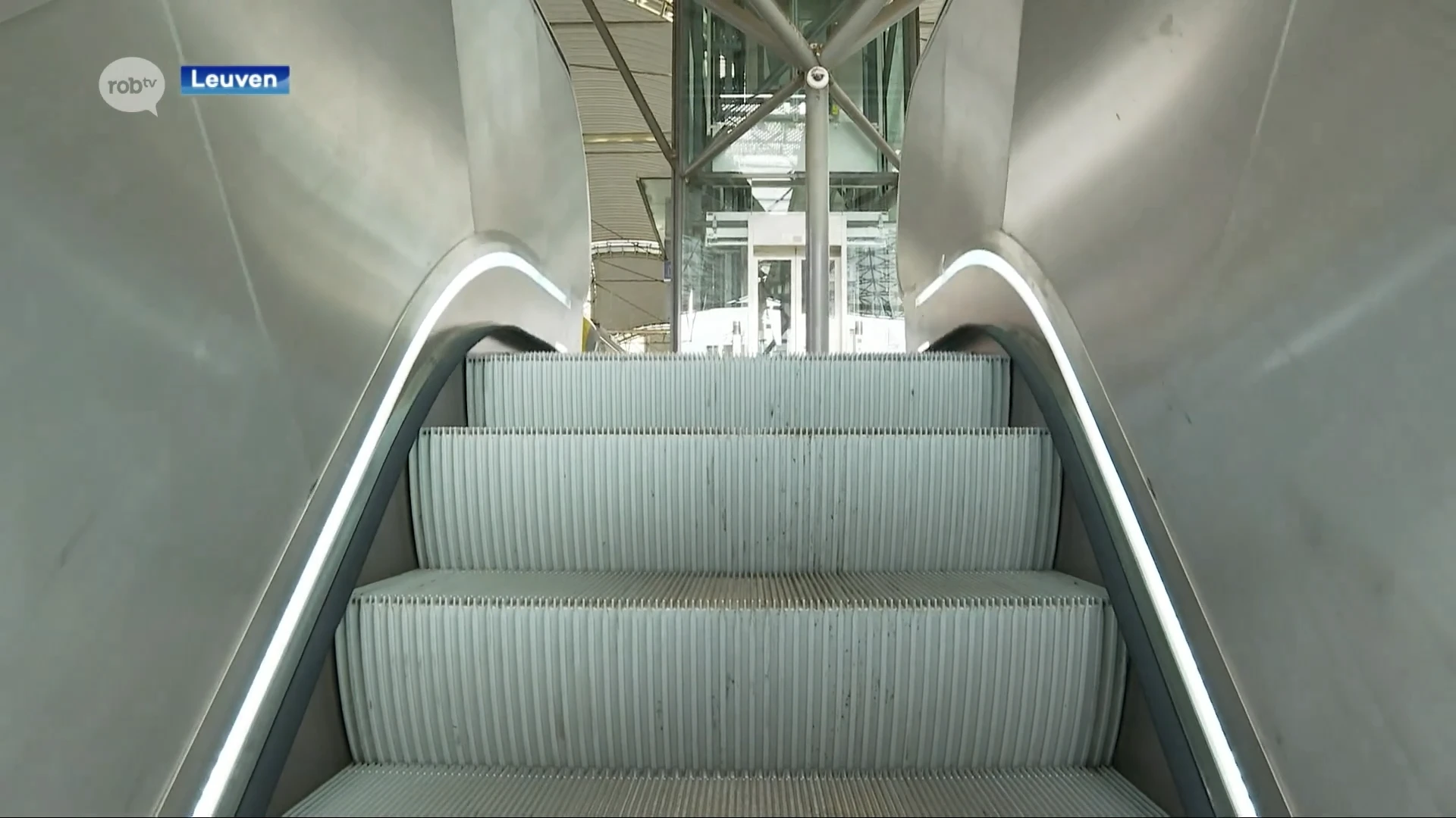 Problemen roltrappen station Leuven voorlopig opgelost, lift wel defect