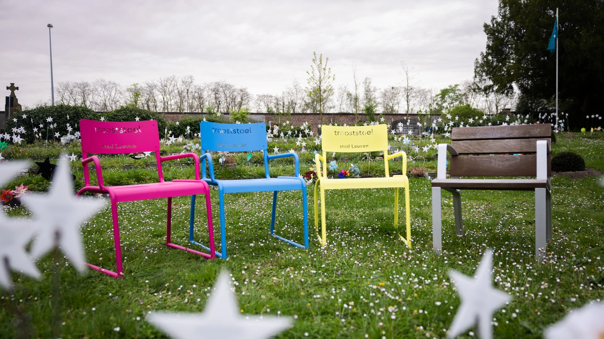 60 nieuwe trooststoelen op Leuvense begraafplaatsen: "We voelen wel dat er een behoefte was dat mensen even in contact kunnen komen met een dierbare."