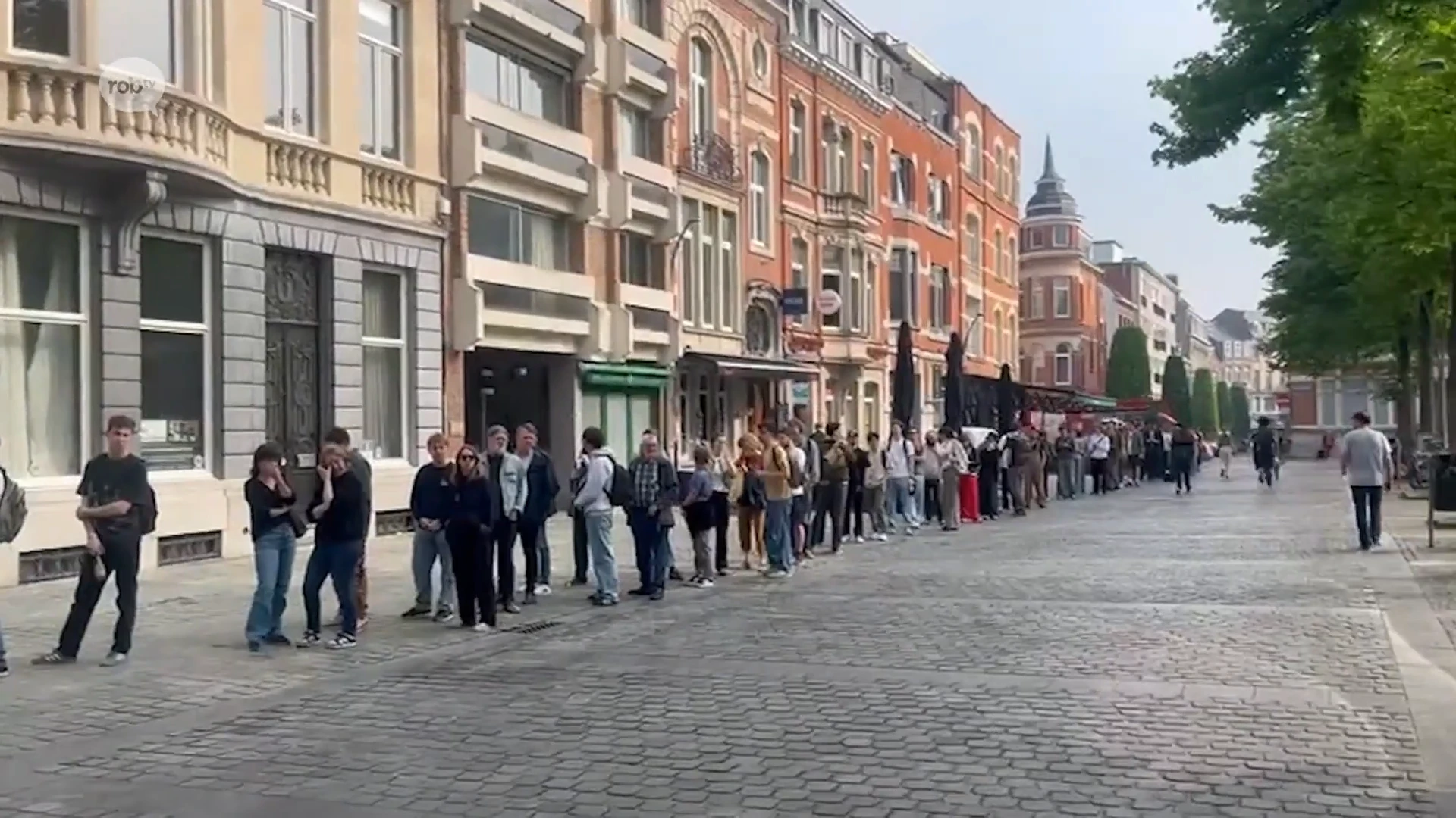 Lange rij aan Ladeuzeplein in Leuven voor totale uitverkoop van bekende platenwinkel Bilbo Records