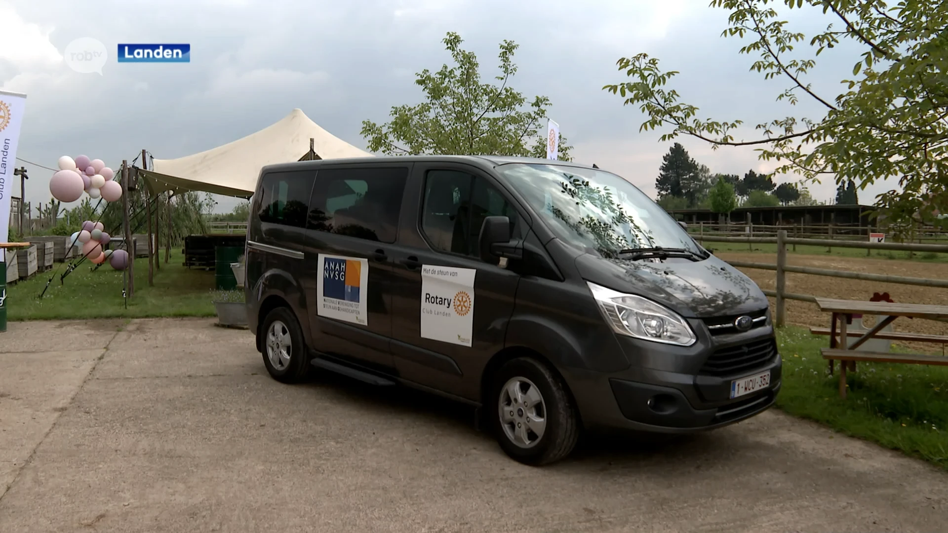 Rotary Club schenkt aangepaste bus aan Therapeutisch Paardrijcentrum voor rit naar Special Olympics