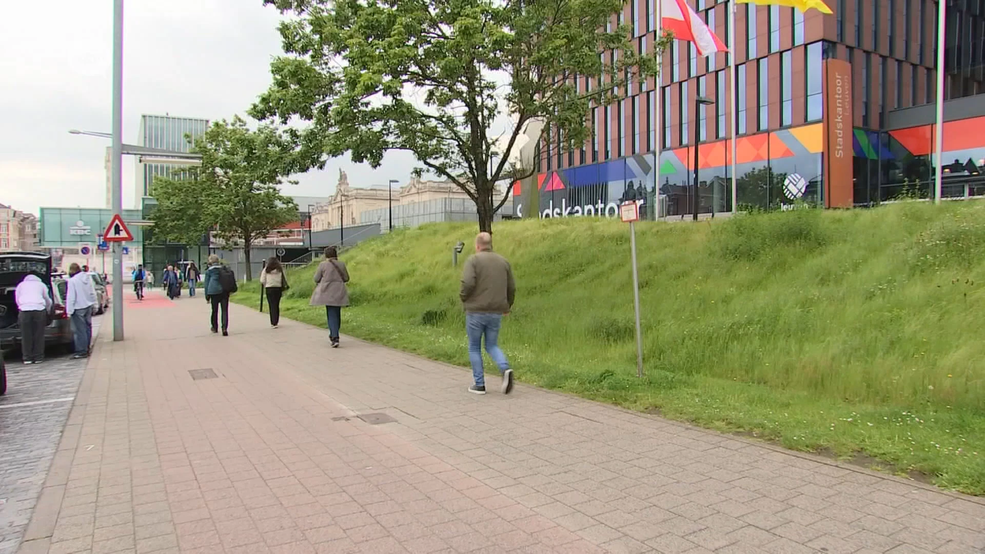 Steden en gemeenten in onze regio hangen regenboogvlag uit naar aanleiding van Internationale Dag tegen Holebifobie en Transfobie