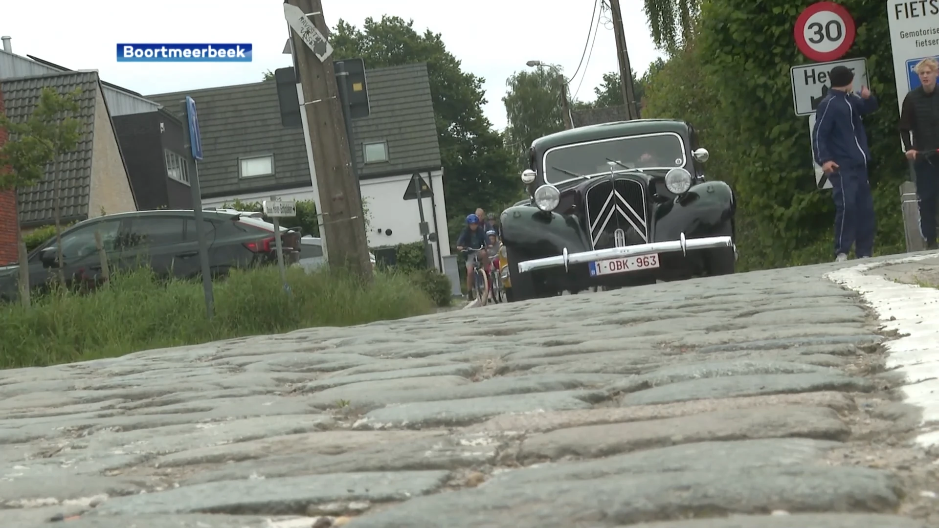 40 Oldtimers trekken door Boortmeerbeek: "Dit is het echte rijden"