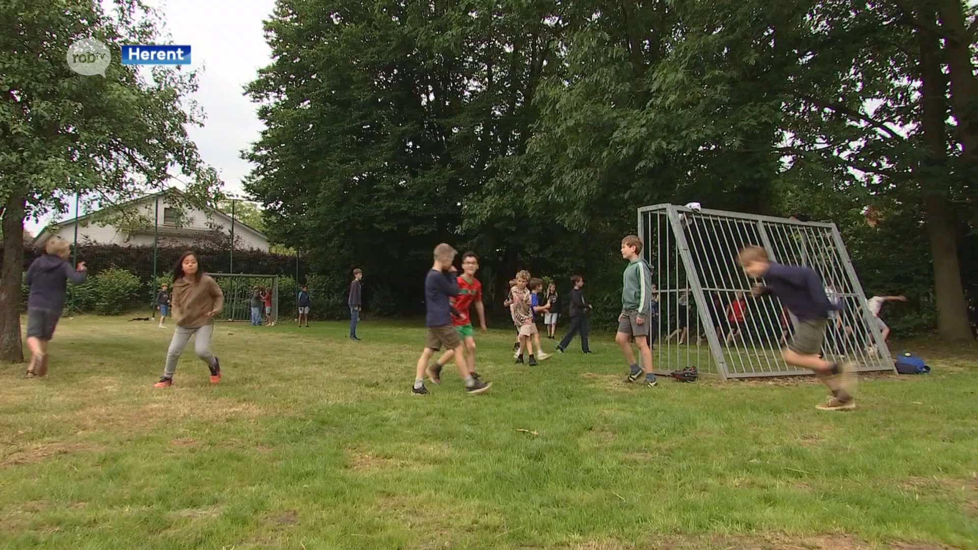 Trefpunt Dellepark in Herent vernieuwd met rolstoelvriendelijke picknickbanken en speelzone voor kinderen en kleuters