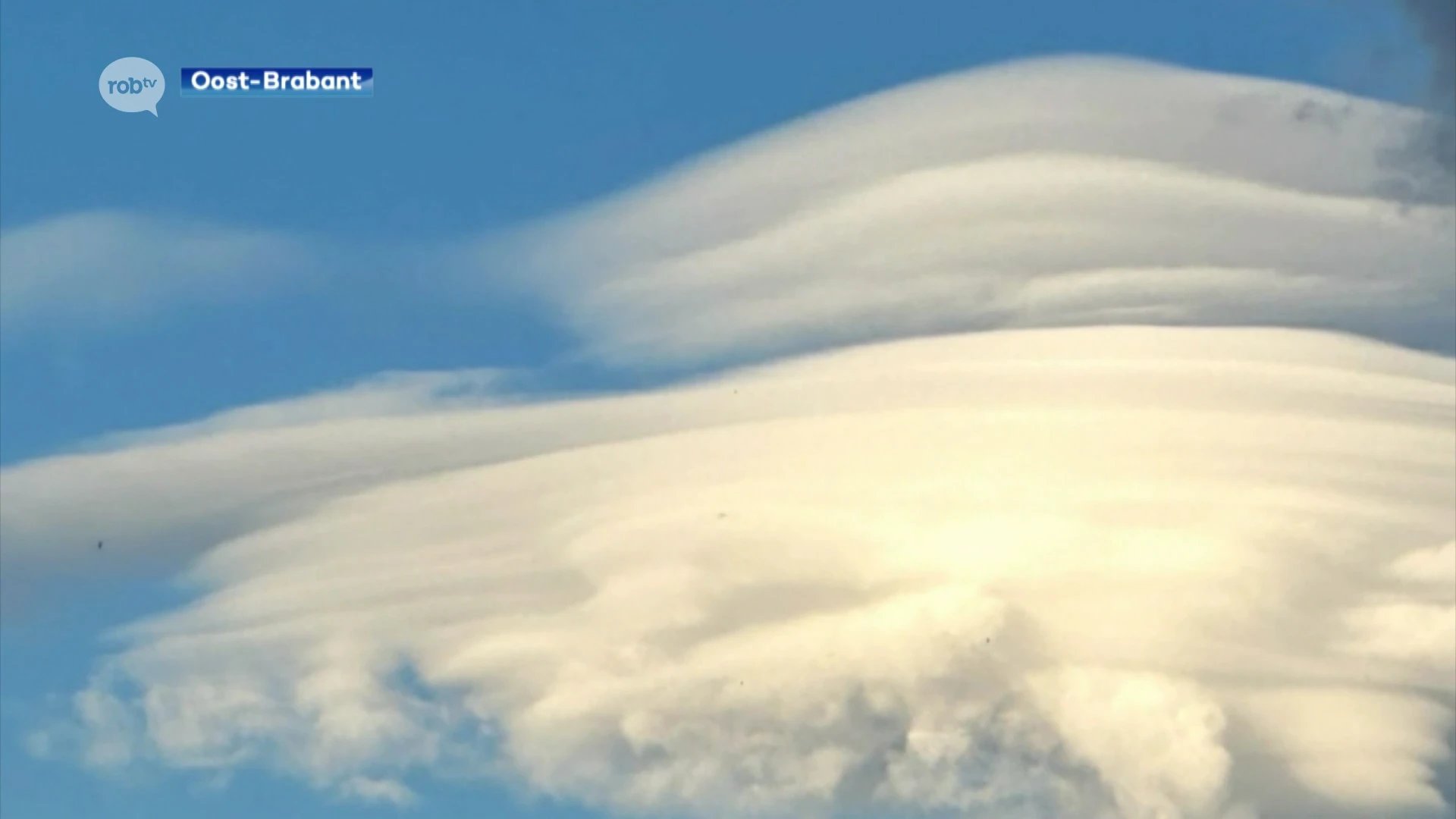 Altocumulus lenticularis duplicatus gespot in regio: "Wellicht enige keer in je leven"