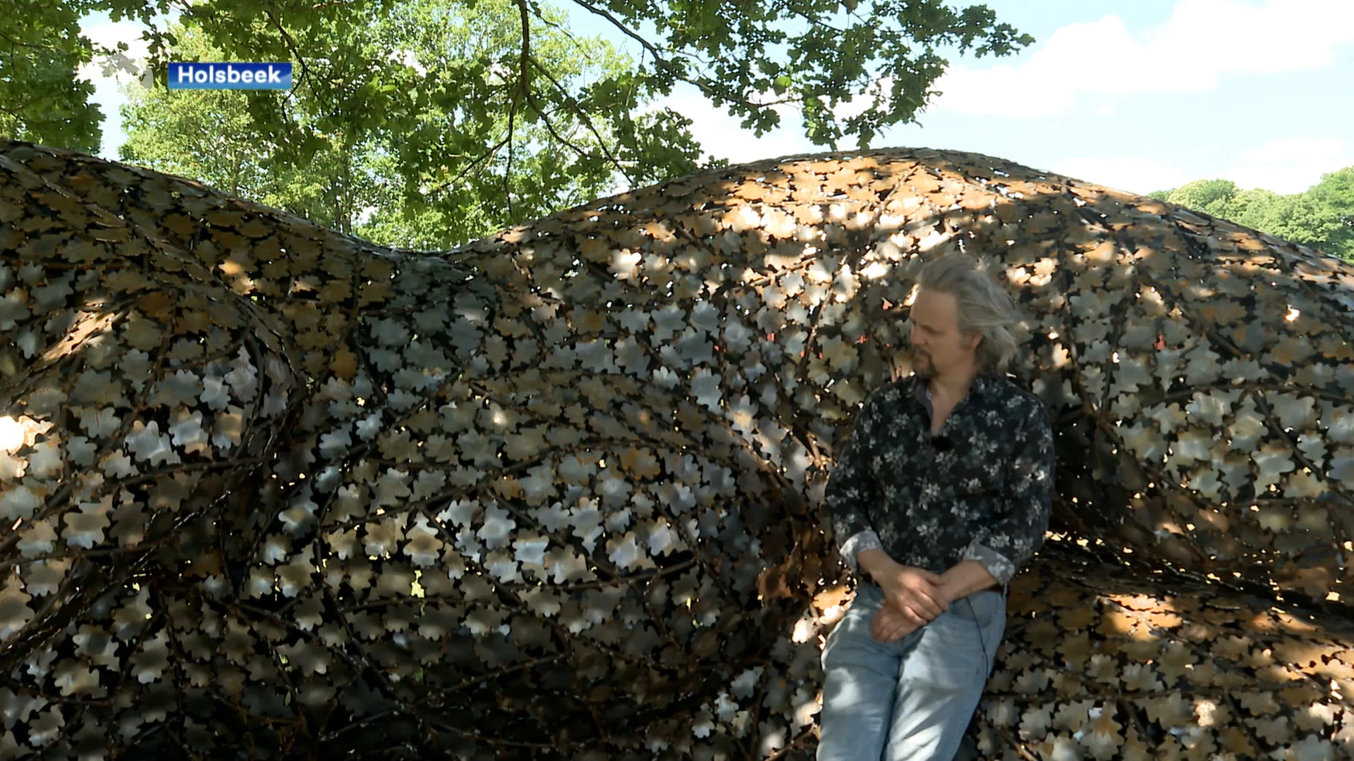 Wilfried De Cock geeft een woordje uitleg bij zijn nieuw kunstwerk Moeder Aarde in Hofheide