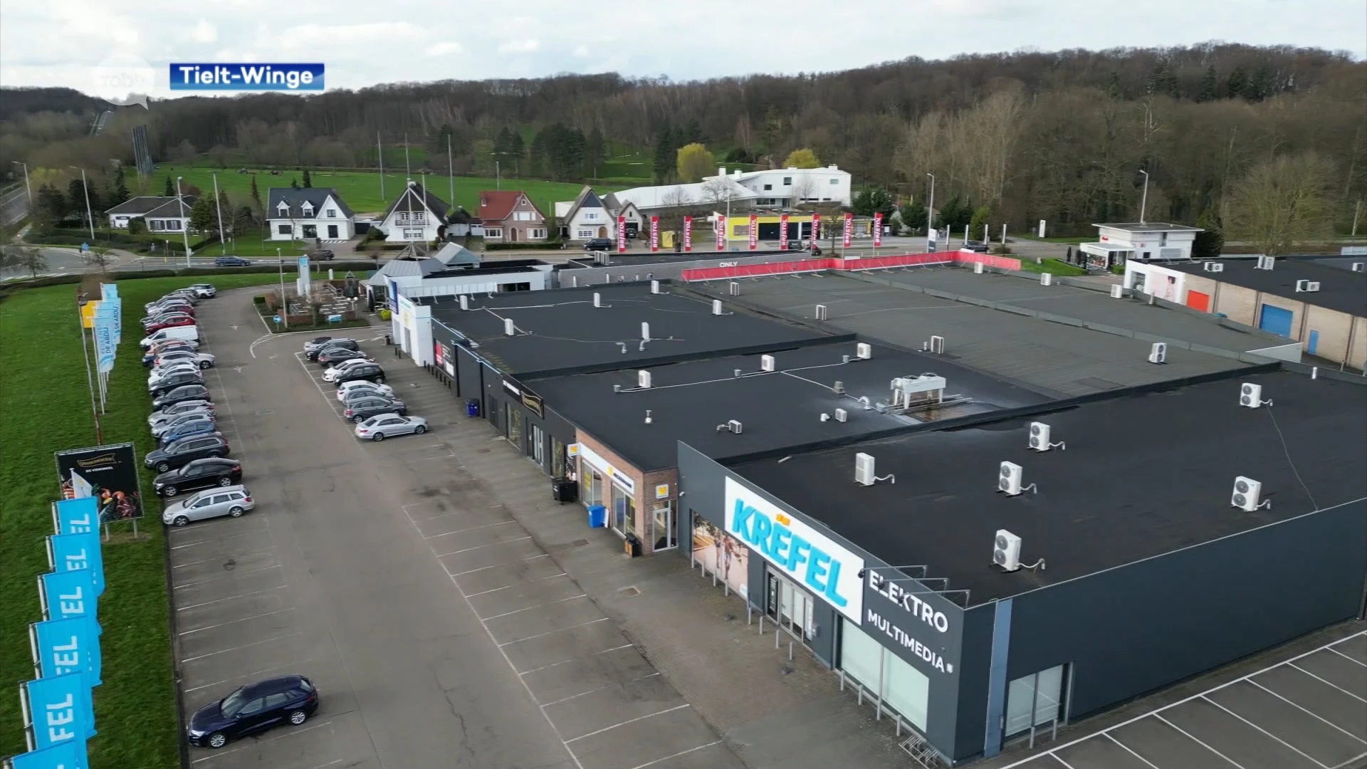 Twintiger uit Bekkevoort gaat bumperkleven en rijdt voertuig klem op Leuvensesteenweg in Tielt-Winge terwijl politie net achter hem rijdt