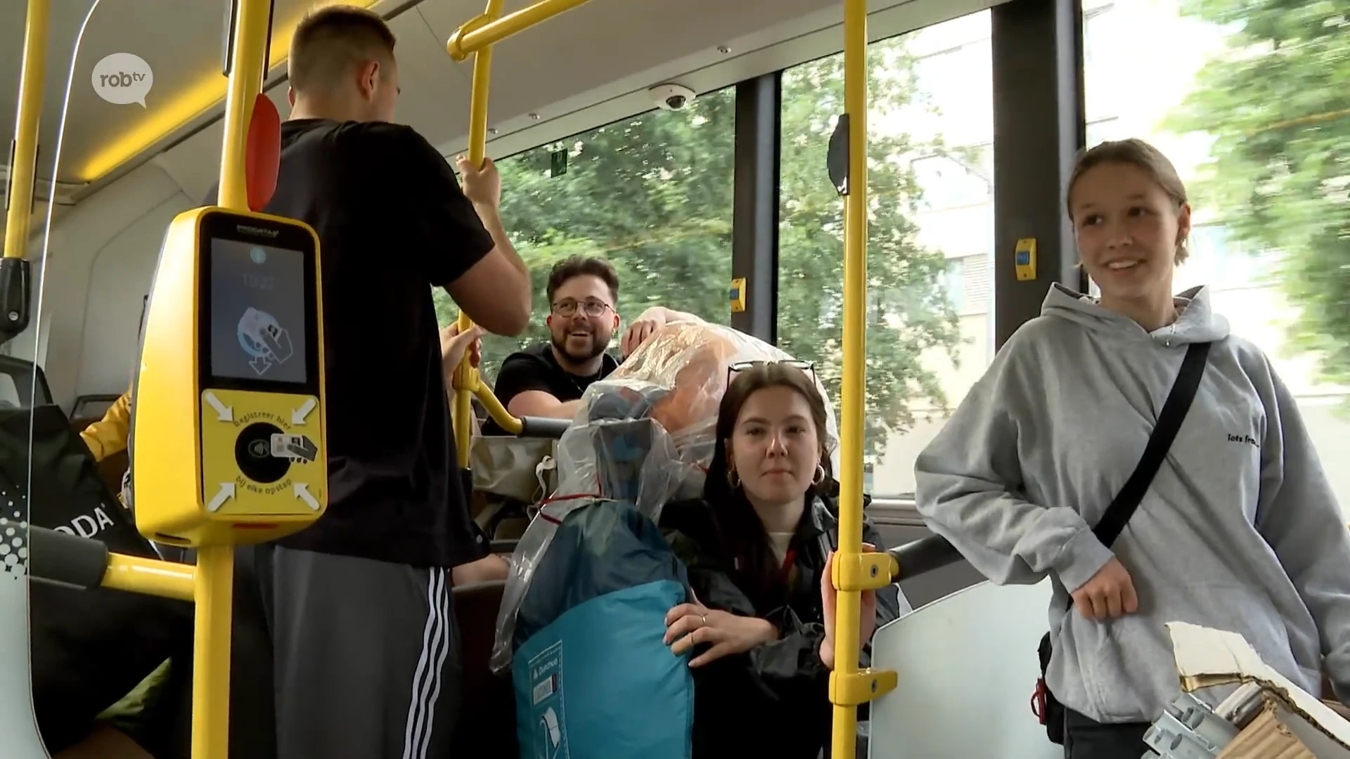 Tienduizenden pendelaars trekken gepakt en gezakt met pendelbus van station van Leuven naar Werchter: "Ik heb veel noodles mee"