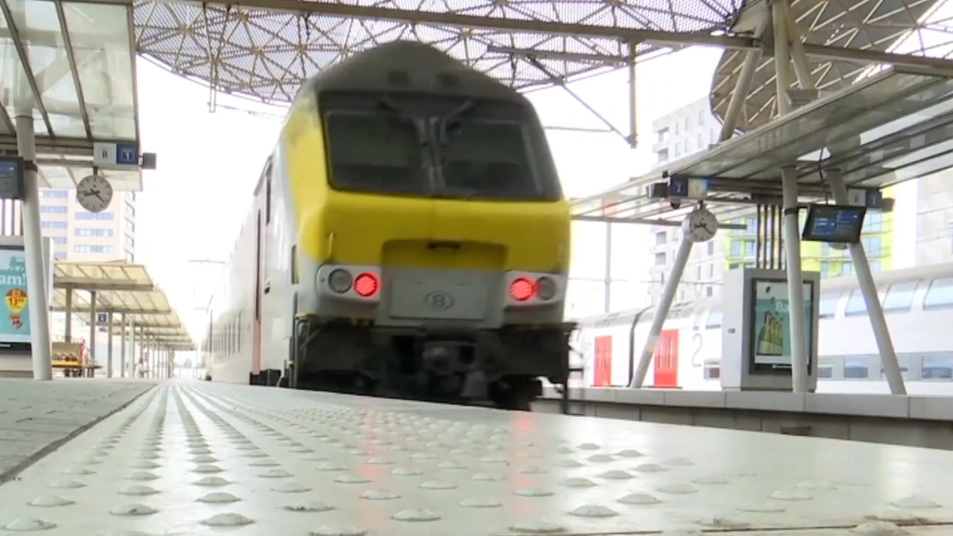 Trein rijdt overhellende boom aan in Erps-Kwerps: treinverkeer tussen Leuven en Brussel verstoord, 200 reizigers wachten op evacuatie