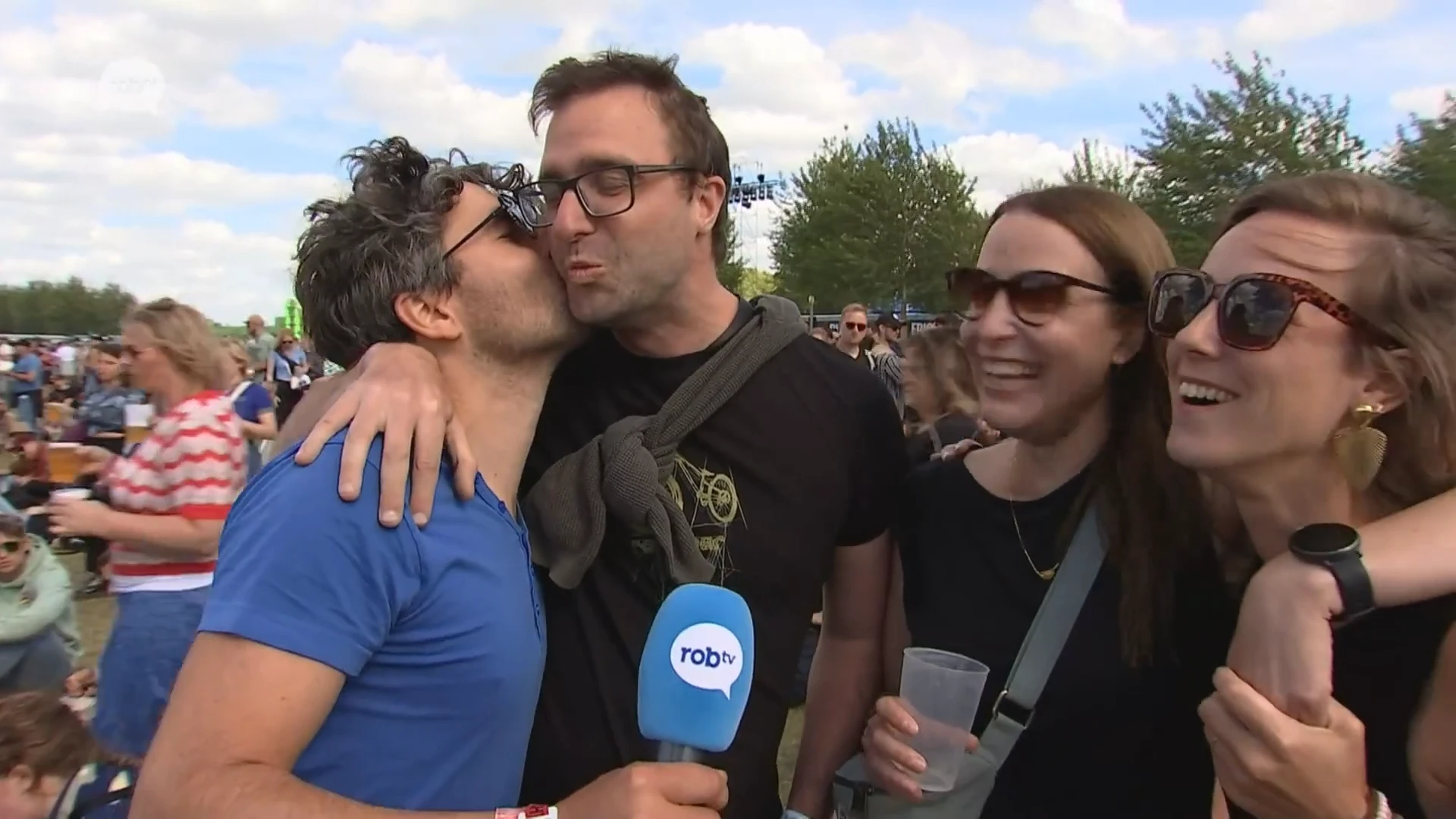 Extra veel kusjes uit Werchter op internationale kusjesdag: "Kusjes aan mijn vriendin die nu heel zwanger thuis is!"