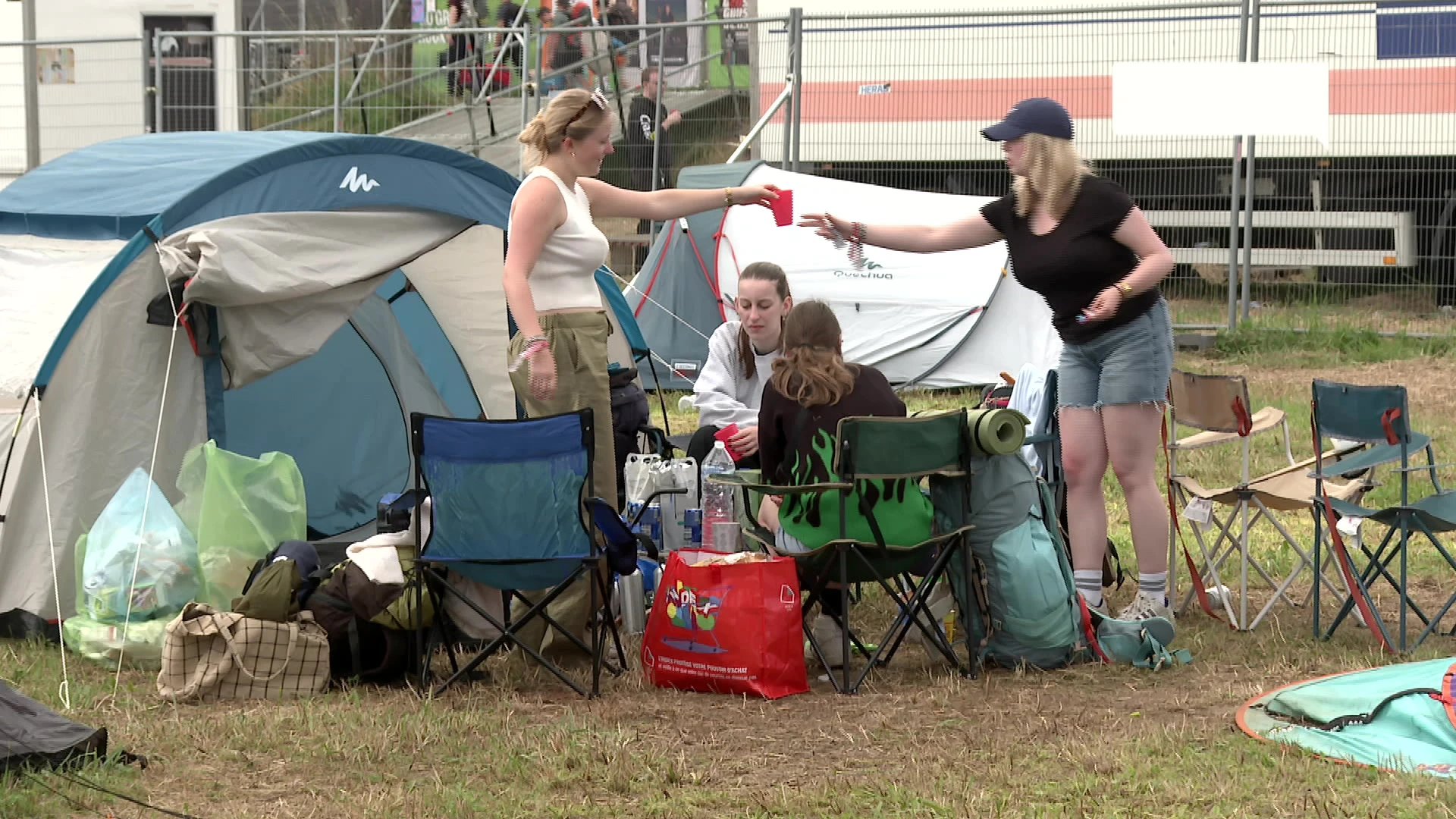 50.000 kampeerders vertrekken op Rock Werchter: "Al vijf keer gevallen met onze spullen"