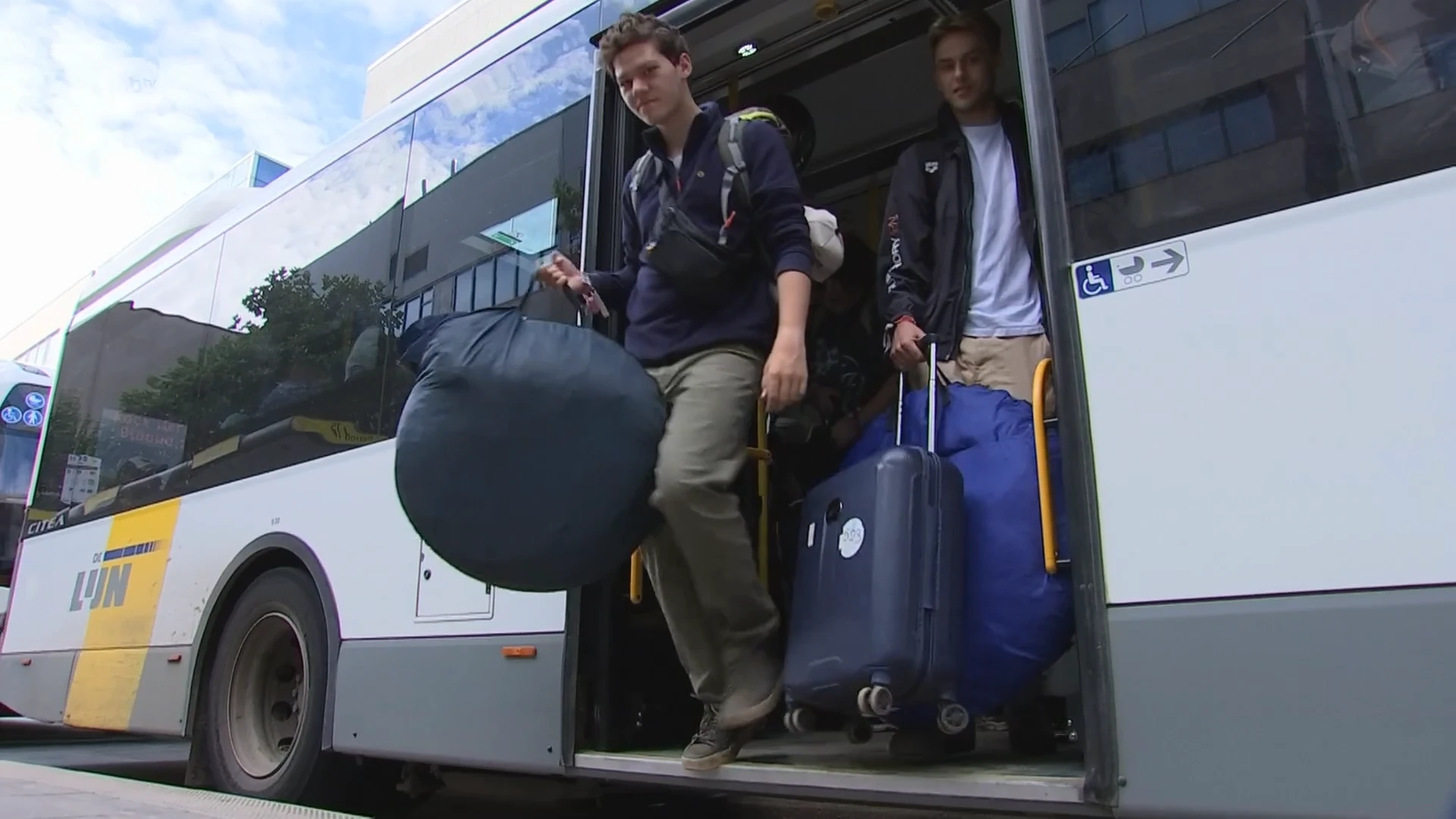 Volle bussen brengen festivalgangers naar station van Leuven: "Nu de was doen, douchen en slapen"