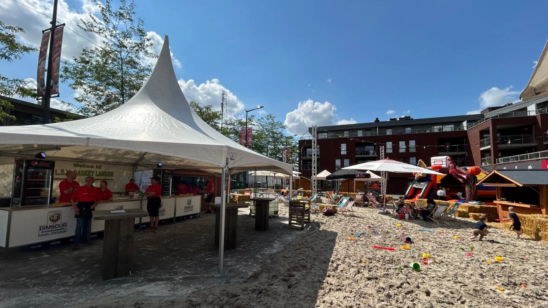 Stationsplein in Landen vijf dagen lang omgetoverd tot grote zandbak voor "Landen Plage"