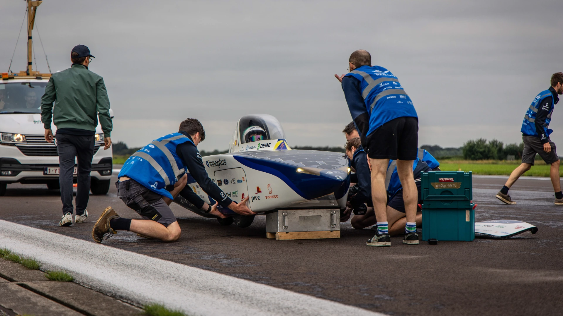 Solar Team KU Leuven oefent nog een laatste keer voor Sasol Solar Challenge in Zuid-Afrika: "We moeten ons goed voorbereiden want auto rijdt door het gewone verkeer"