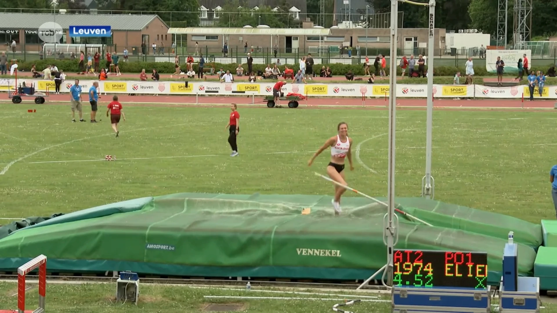 Elien Vekemans breekt Belgisch Record polsstokspringen op Meeting voor Mon