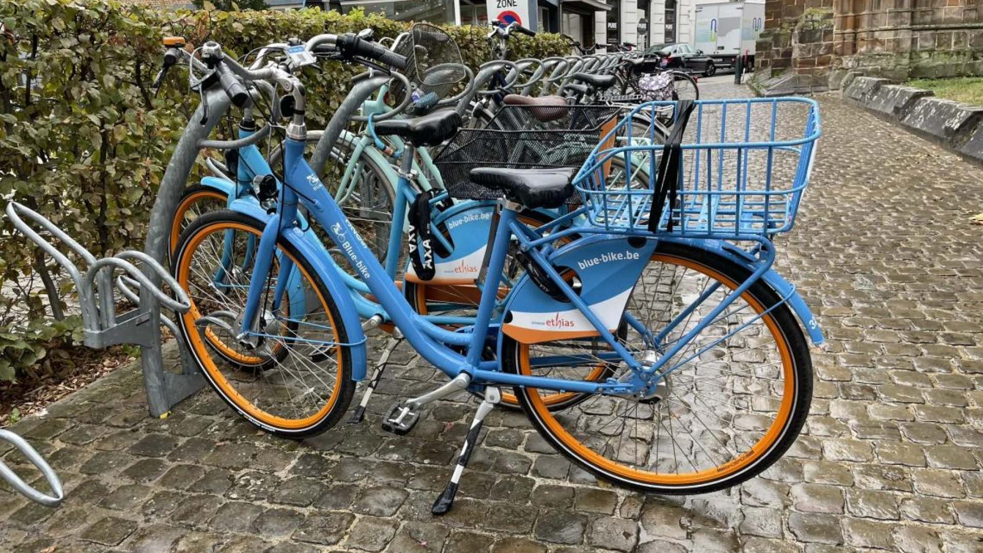 8 nieuwe deelfietsen aan cultuurcentrum Den Amer in Diest moeten gebruik van vernieuwde randparking aanmoedigen