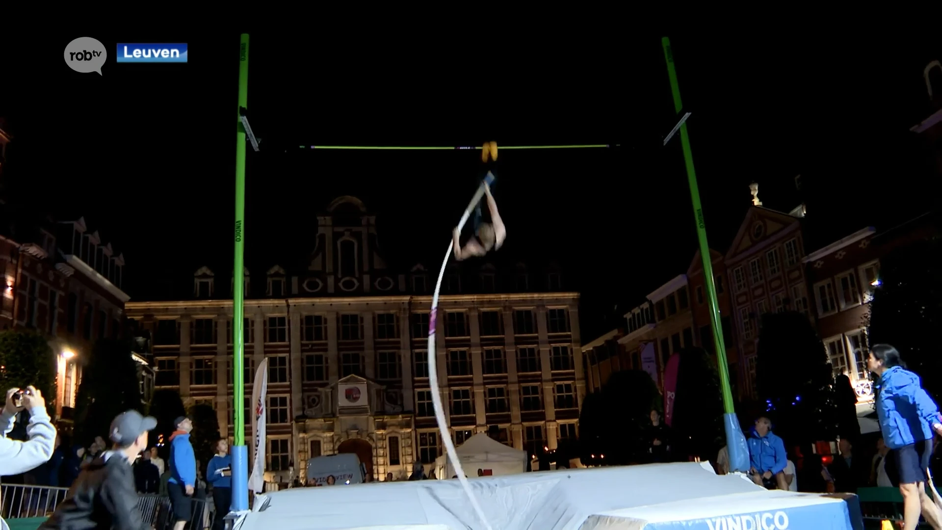 Internationaal polsstokgala weer op de Oude Markt: door regen en wind moet het meerdere keren stilgelegd worden