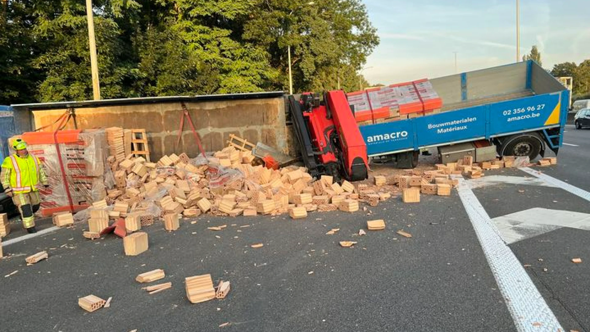 Ongeval met vrachtwagen zorgde vanmorgen voor heel wat verkeershinder aan verkeerswisselaar E314