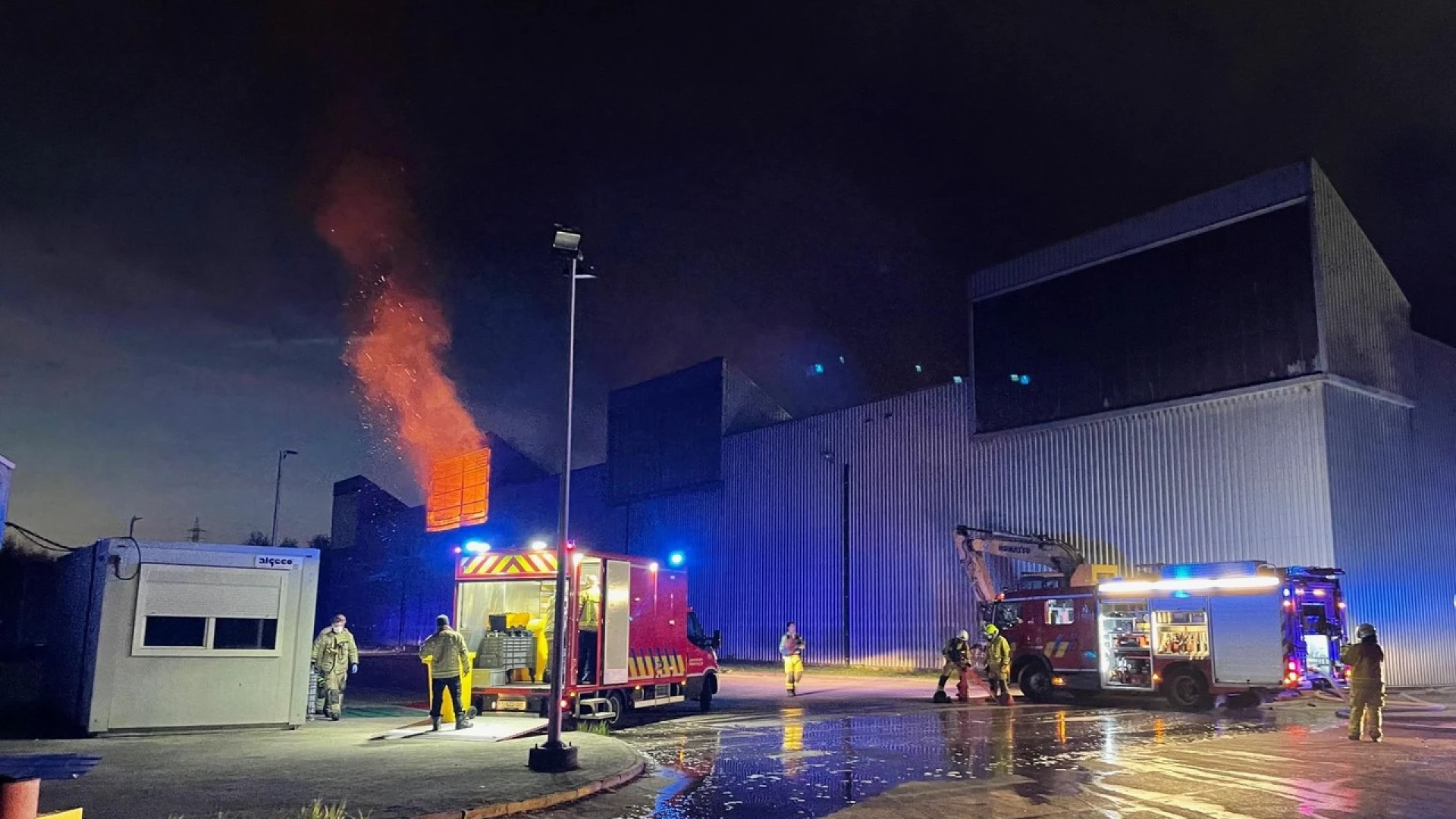 Geurhinder in onze regio door brand in afvalverwerkingsbedrijf in Wallonië: "Ramen en deuren gesloten houden"