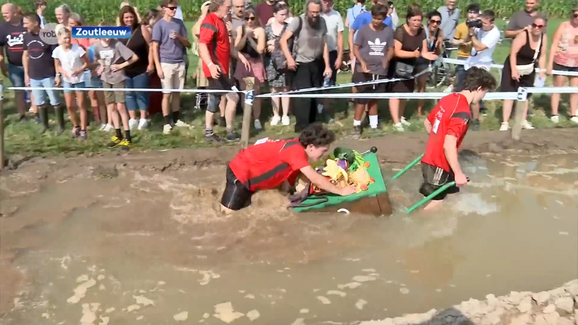 Kruiwagencross op Bunge kermis zorgt voor spektakel én vuile kleren