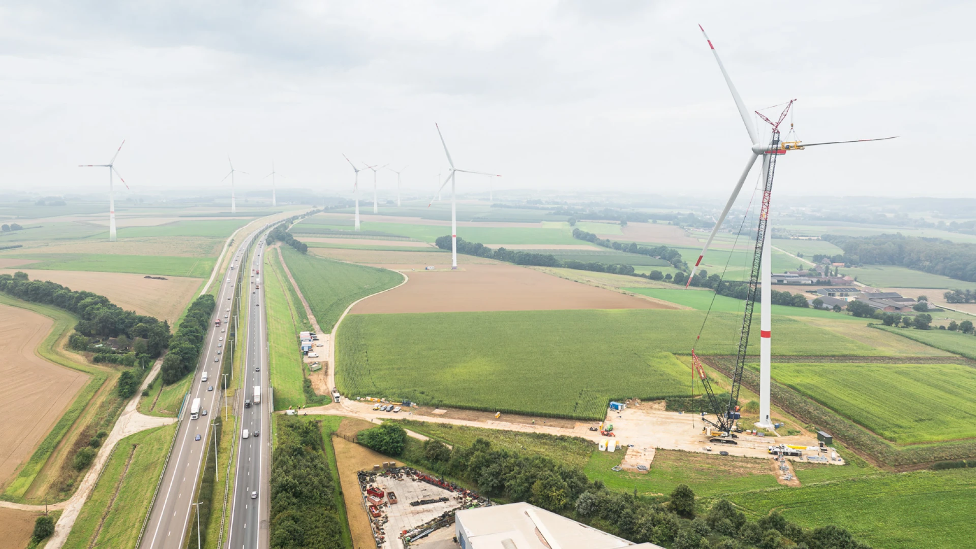 Nieuwe windturbine naast E314 in Diest is opgebouwd en kan binnenkort 3.800 gezinnen van groene stroom voorzien