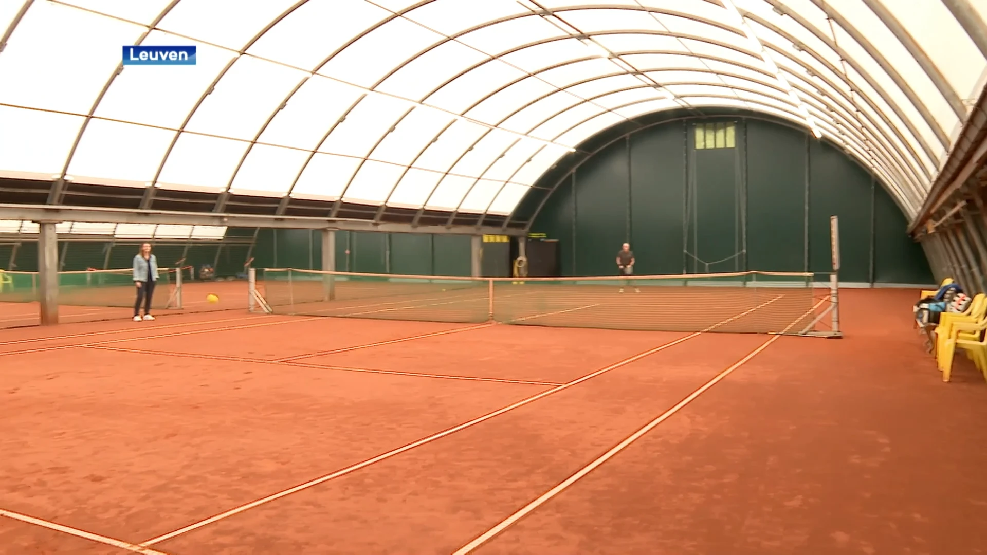 Tennisclub TC Iris in Kessel-Lo heeft nieuw zeil geplaatst over twee van haar tennisvelden