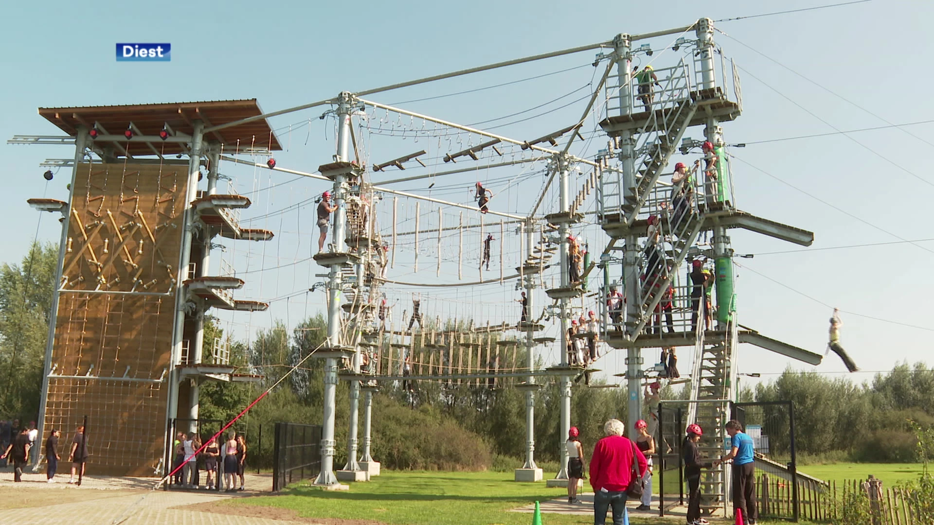 Nieuwe klimmuur ingehuldigd aan hoogteparcours op provinciedomein Halve Maan in Diest