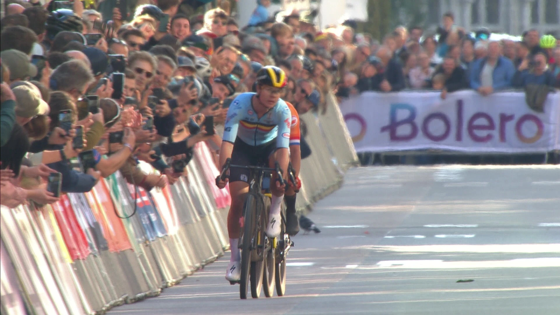 SAMENVATTING Marianne Vos en Lotte Kopecky maken er titanenduel van op WK gravel, Vos pakt nieuwe wereldtitel: "Deze had ik nog niet hé"