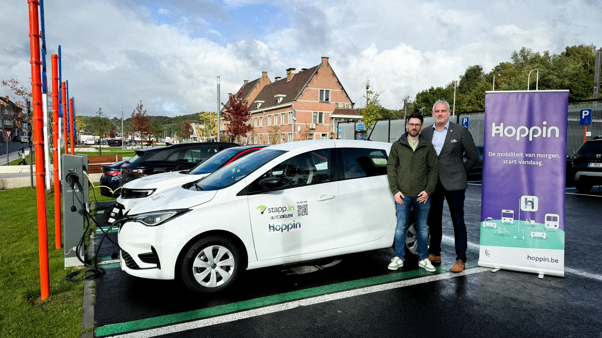 Twee nieuwe deelwagens van Stapp.in aan station van Diest