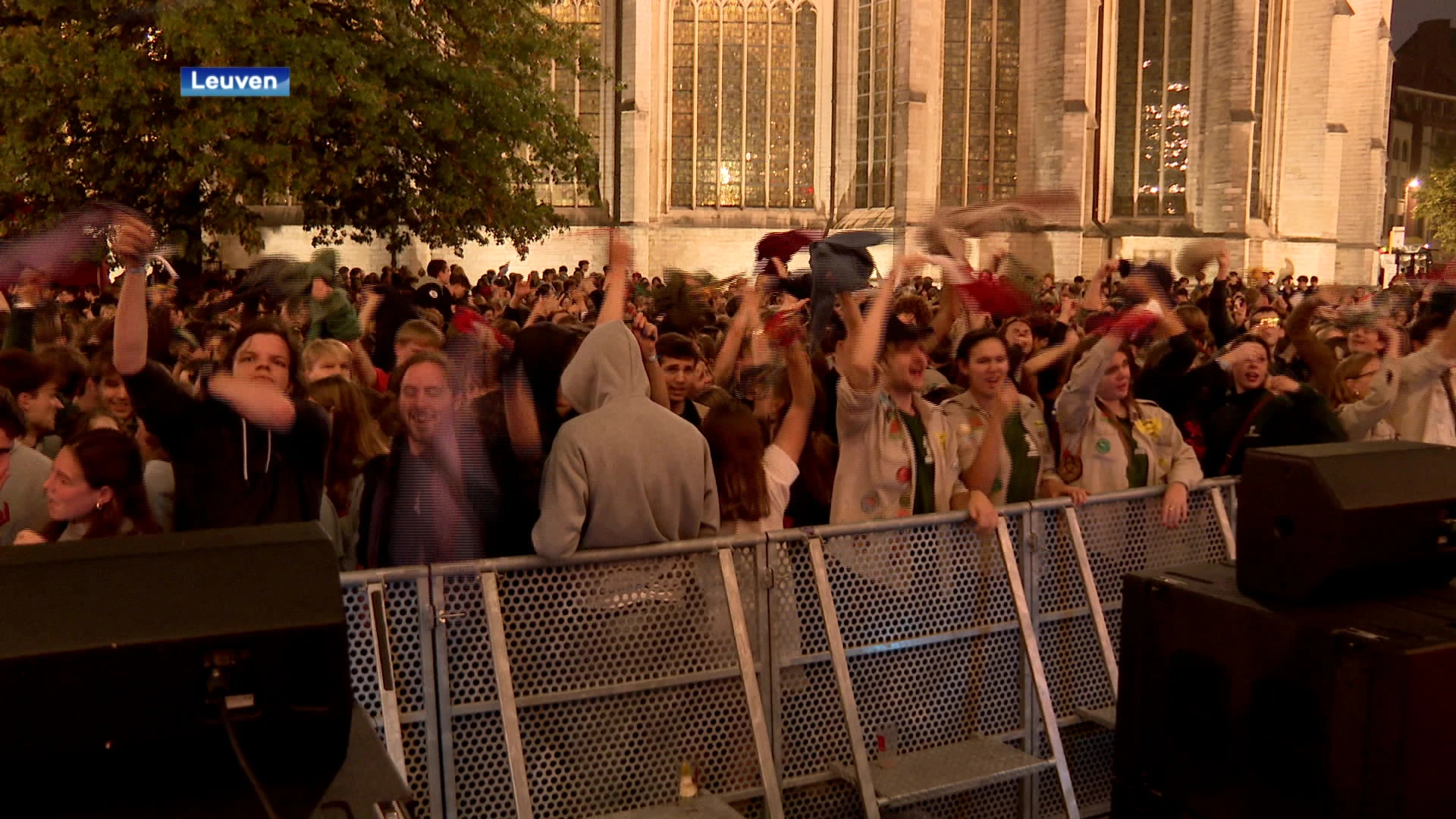 Koffiekoeken, fruitsap en DJ's op de Grote Markt in Leuven vanochtend voor Dag van de Jeugdbeweging