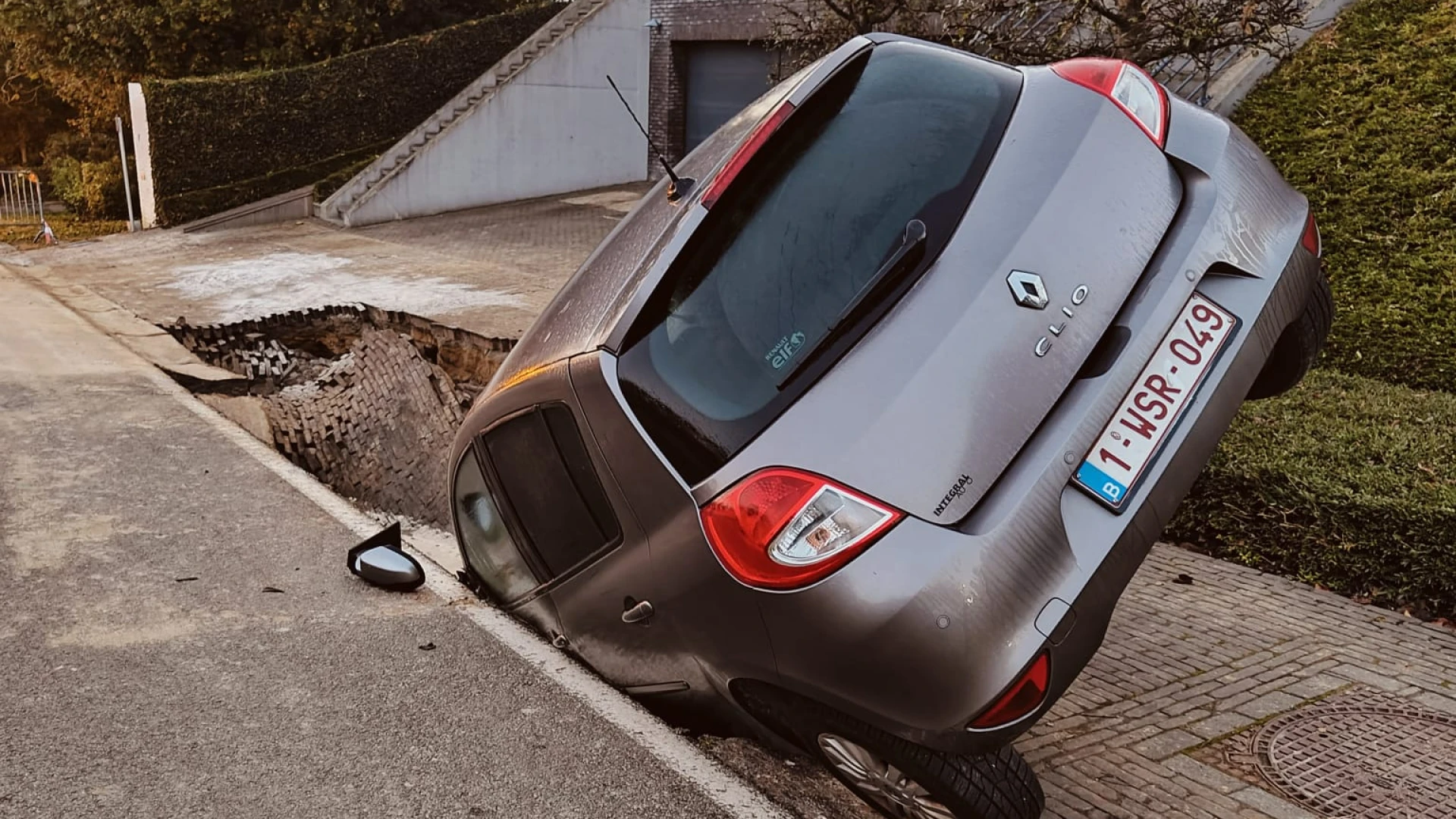 Auto zakt weg in zinkgat in Herent: "Niet de eerste keer dat zoiets hier gebeurt"