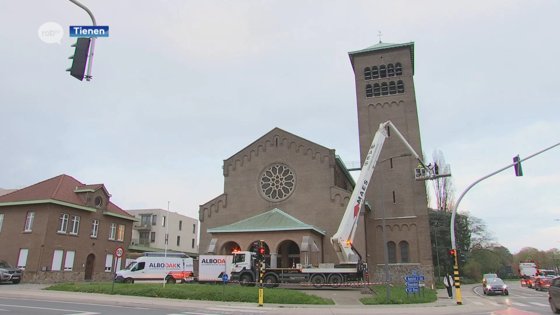 Scheve kerkhaan van Heilig Hartkerk in Tienen naar beneden gehaald