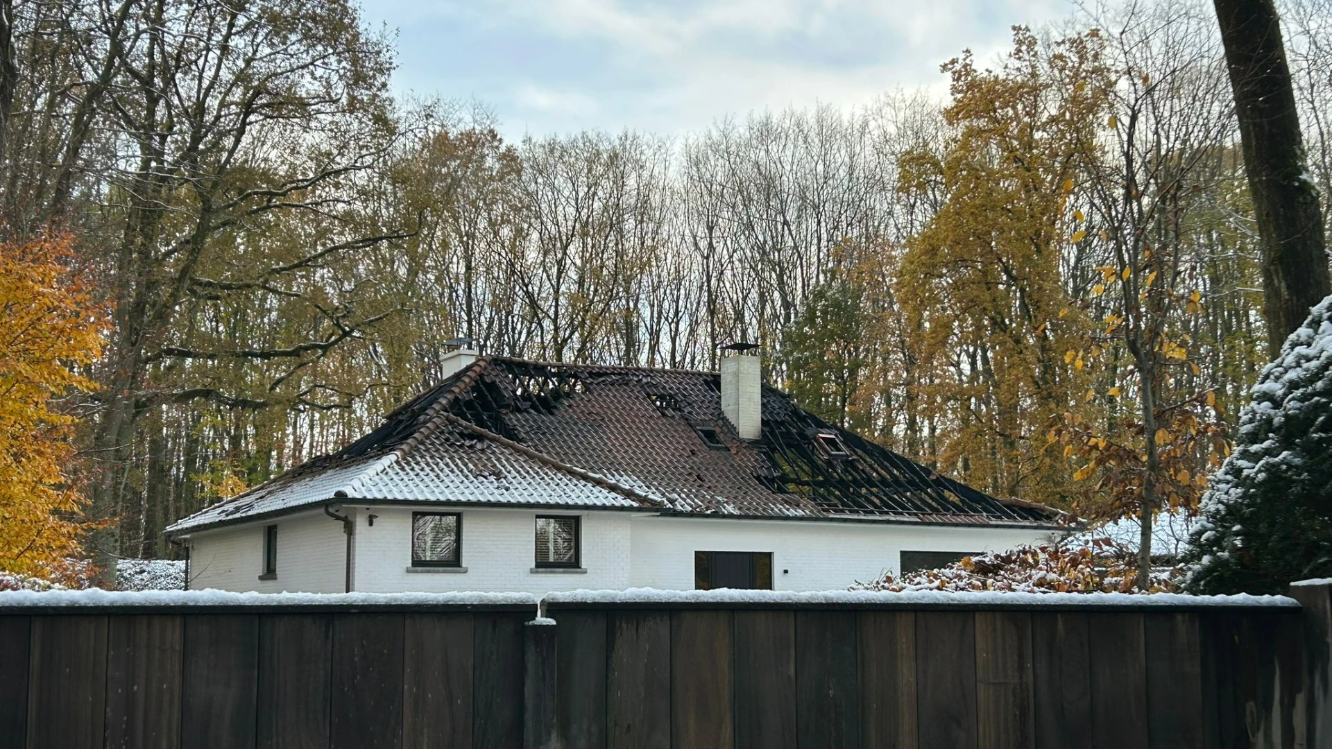 Zware dakbrand vernielt woning in Meesberg in Holsbeek: oorzaak onbekend