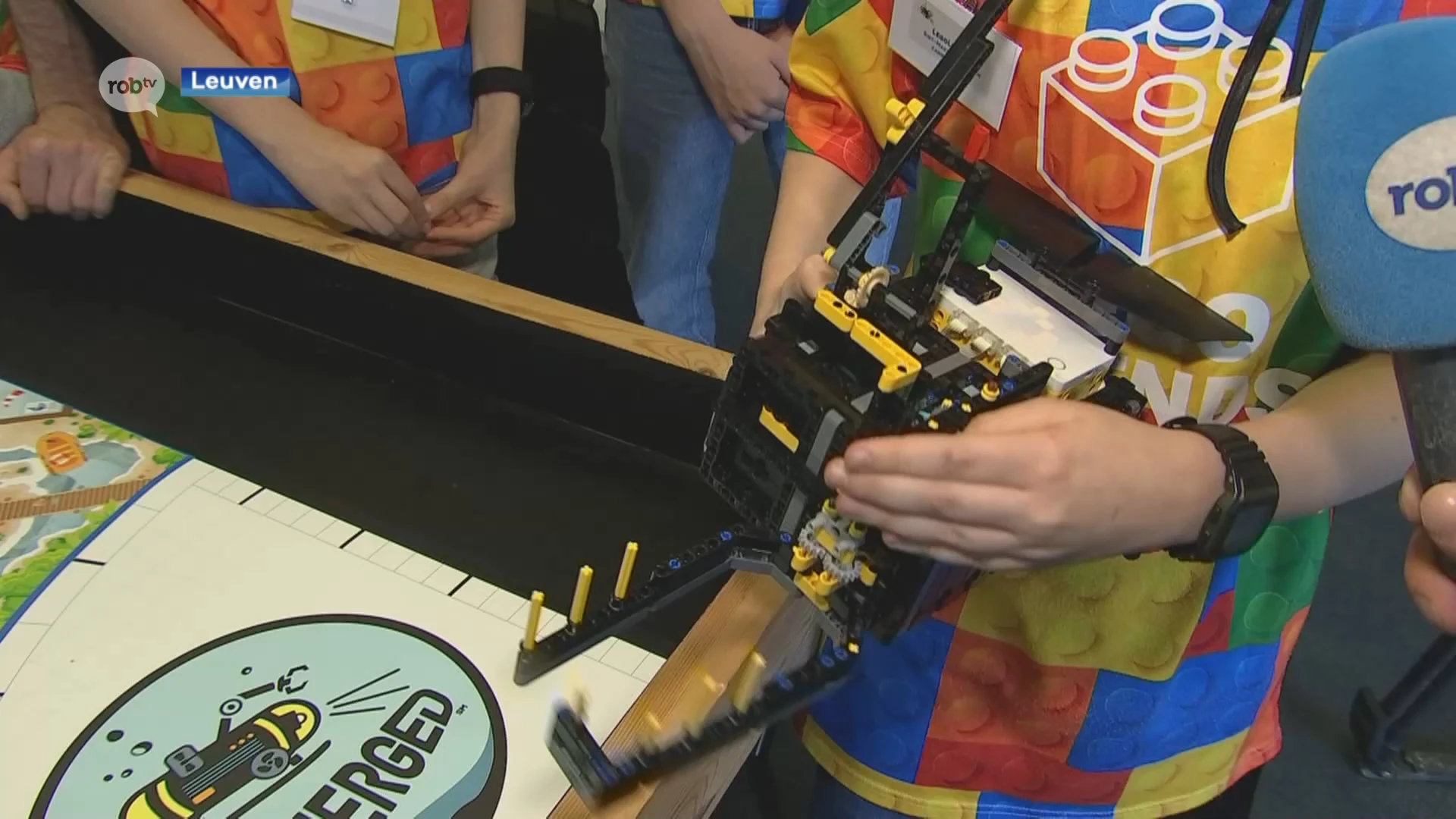 100 leerlingen strijden tegen elkaar met zelfgemaakte Lego-robots: "Willen kinderen op jonge leeftijd kennis laten maken met knelpuntberoepen"