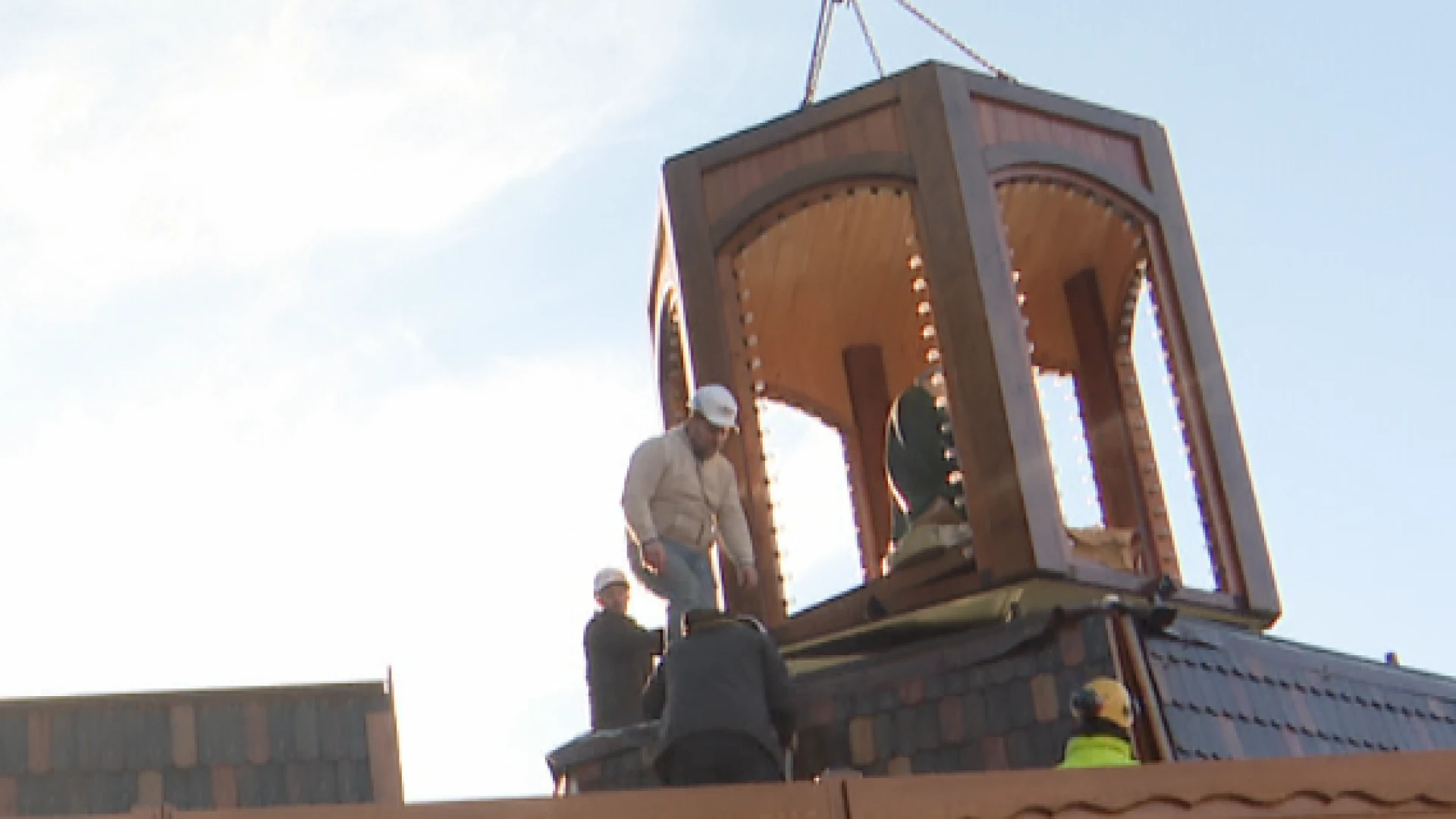 Opbouw Leuvense kerstmarkt gestart: "Constructie van kersttoren is indrukwekkend"