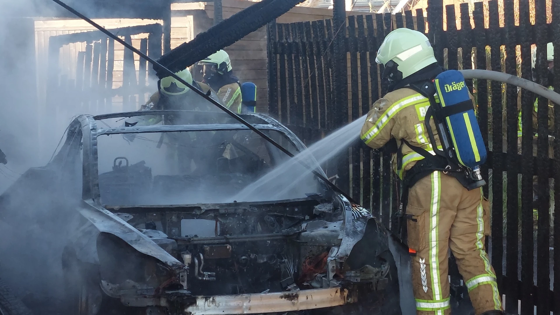 Elektrische auto volledig uitgebrand in Lovenjoel, brandweer voorkomt dat vuur naar woning uitbreidt