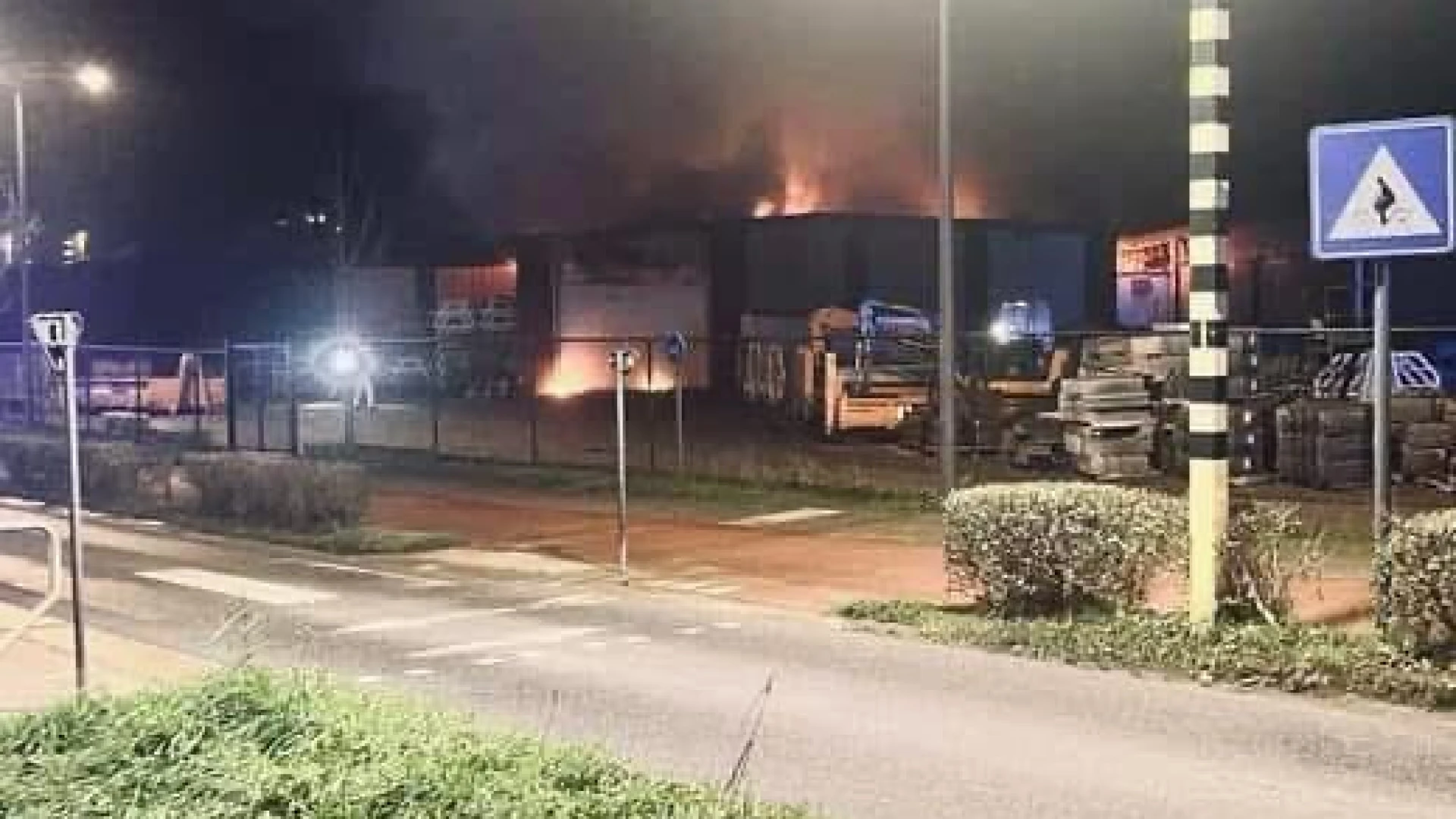 Grote brand in stadsmagazijn van stad Tienen: "15 grote voertuigen beschadigd"