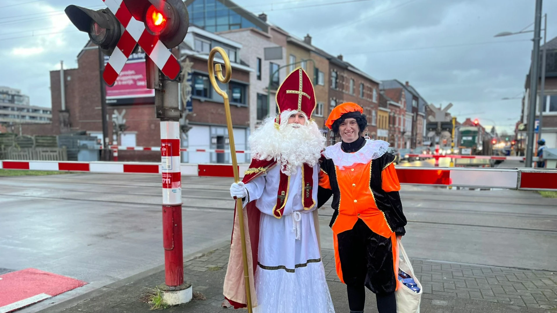 Sinterklaas helpt Politie Leuven met controle verkeersregels aan station van Heverlee: "Wie stout is, krijgt een boete"